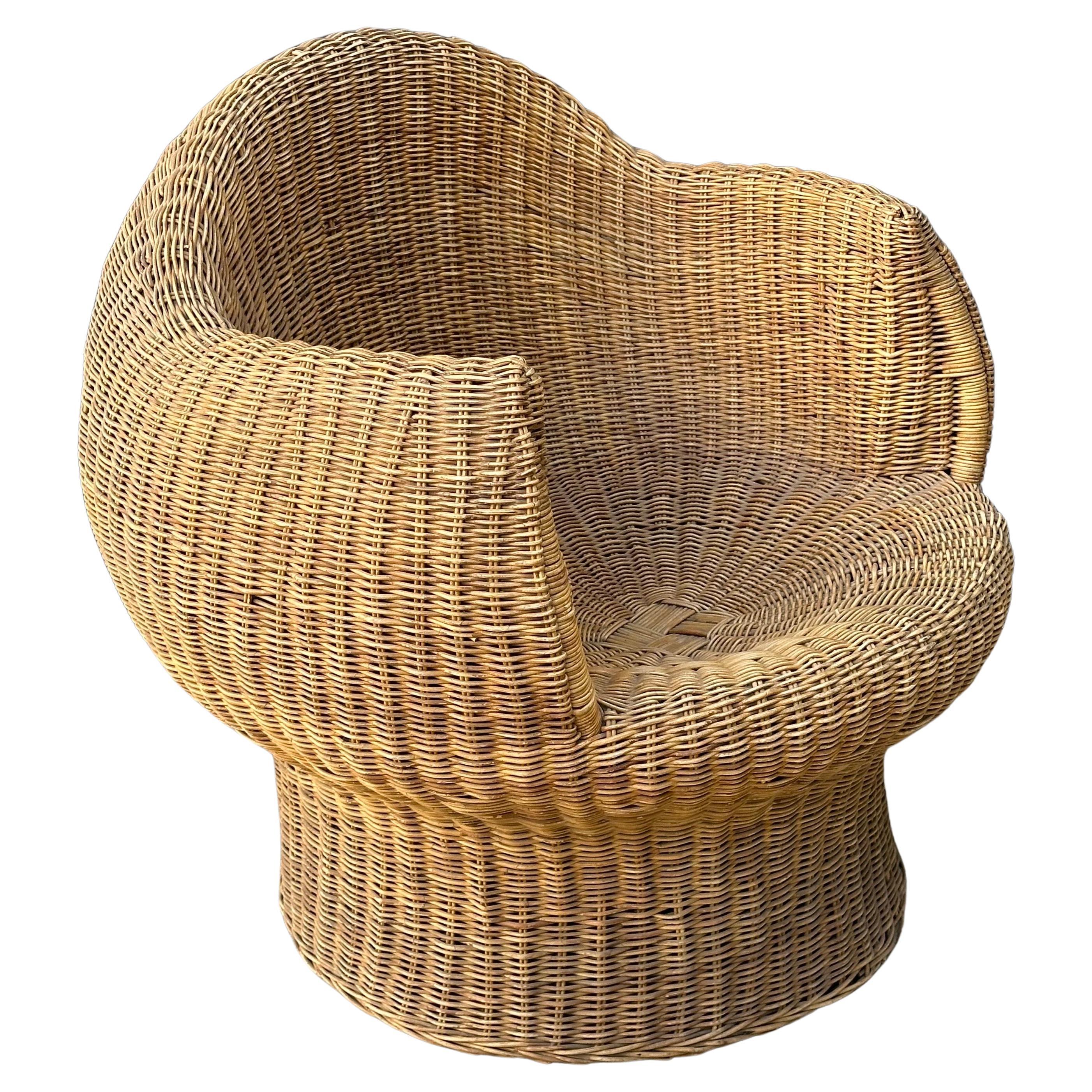 Une fantastique chaise sculpturale en osier de style 
