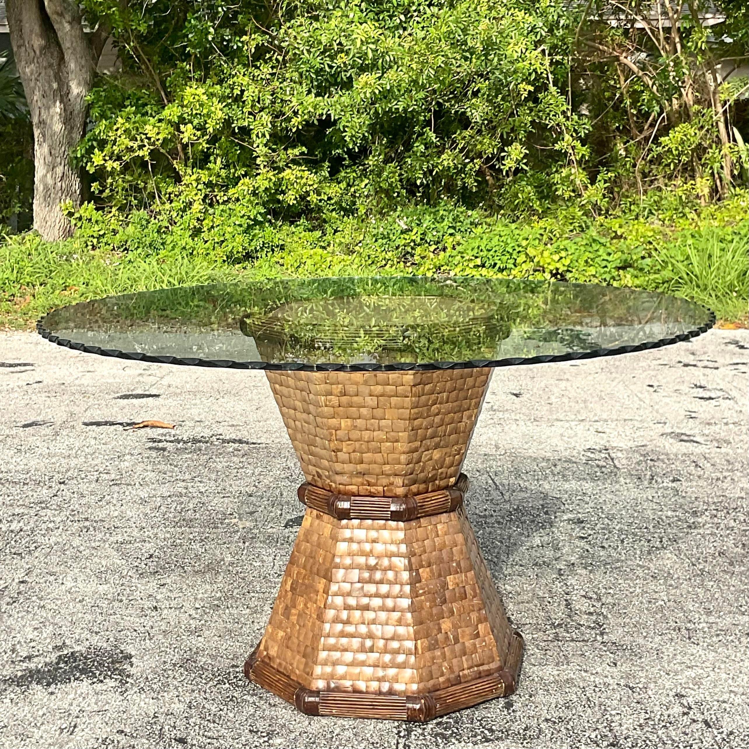 Verleihen Sie Ihrem Raum eklektischen Charme mit diesem Vintage-Tischsockel aus mosaikartigen Kokosnussschalen. Seine Bohème-Ästhetik verleiht jedem Raum einen Hauch von Laune und fügt sich nahtlos in den amerikanischen Stil ein, um ein