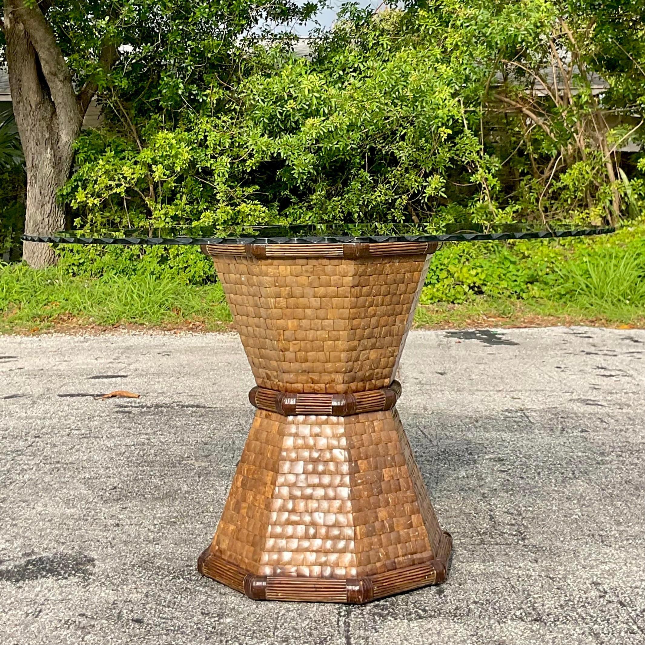 Boho Style Tessellated Coconut Shell Tisch Pedestal (Philippinisch) im Angebot