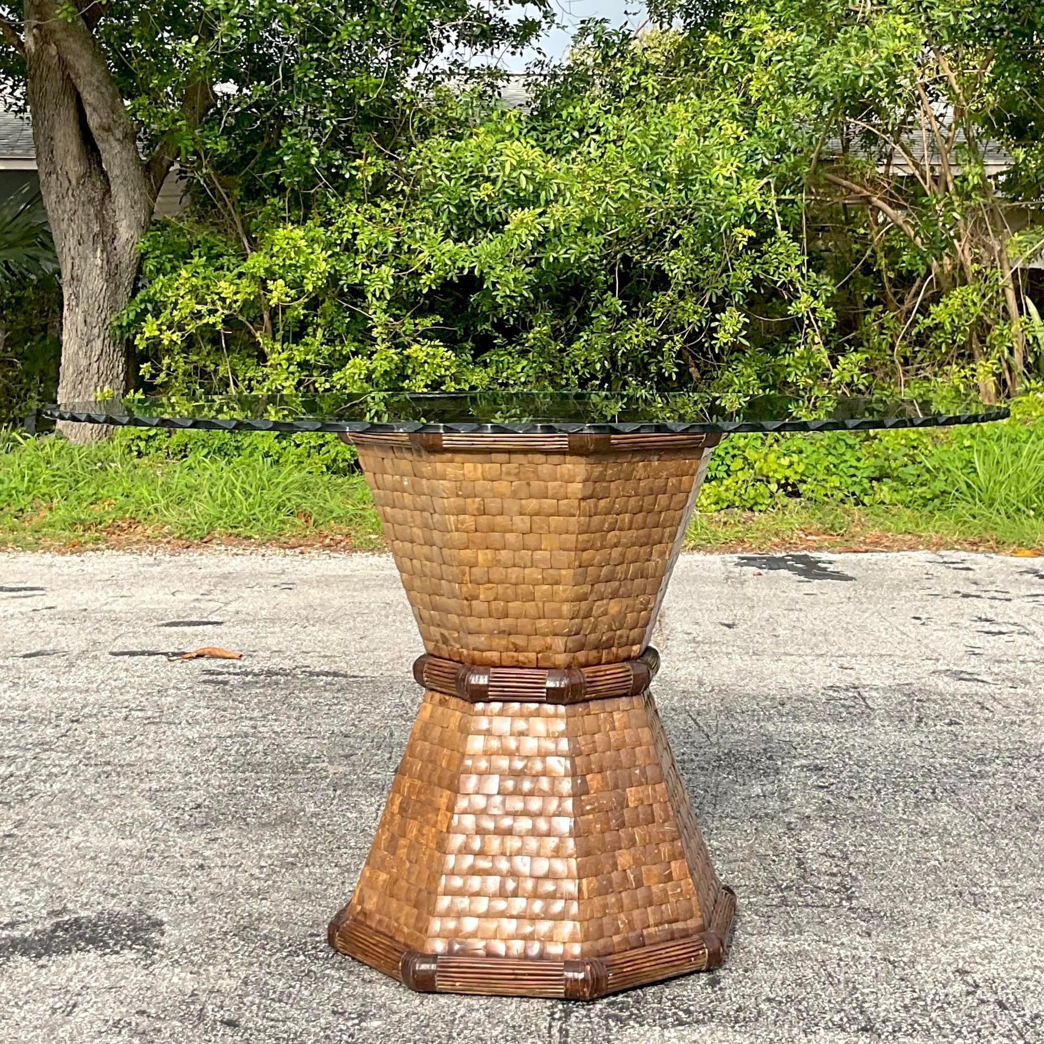 Table à piédestal en coquille de noix de coco tessellée style boho Bon état - En vente à west palm beach, FL