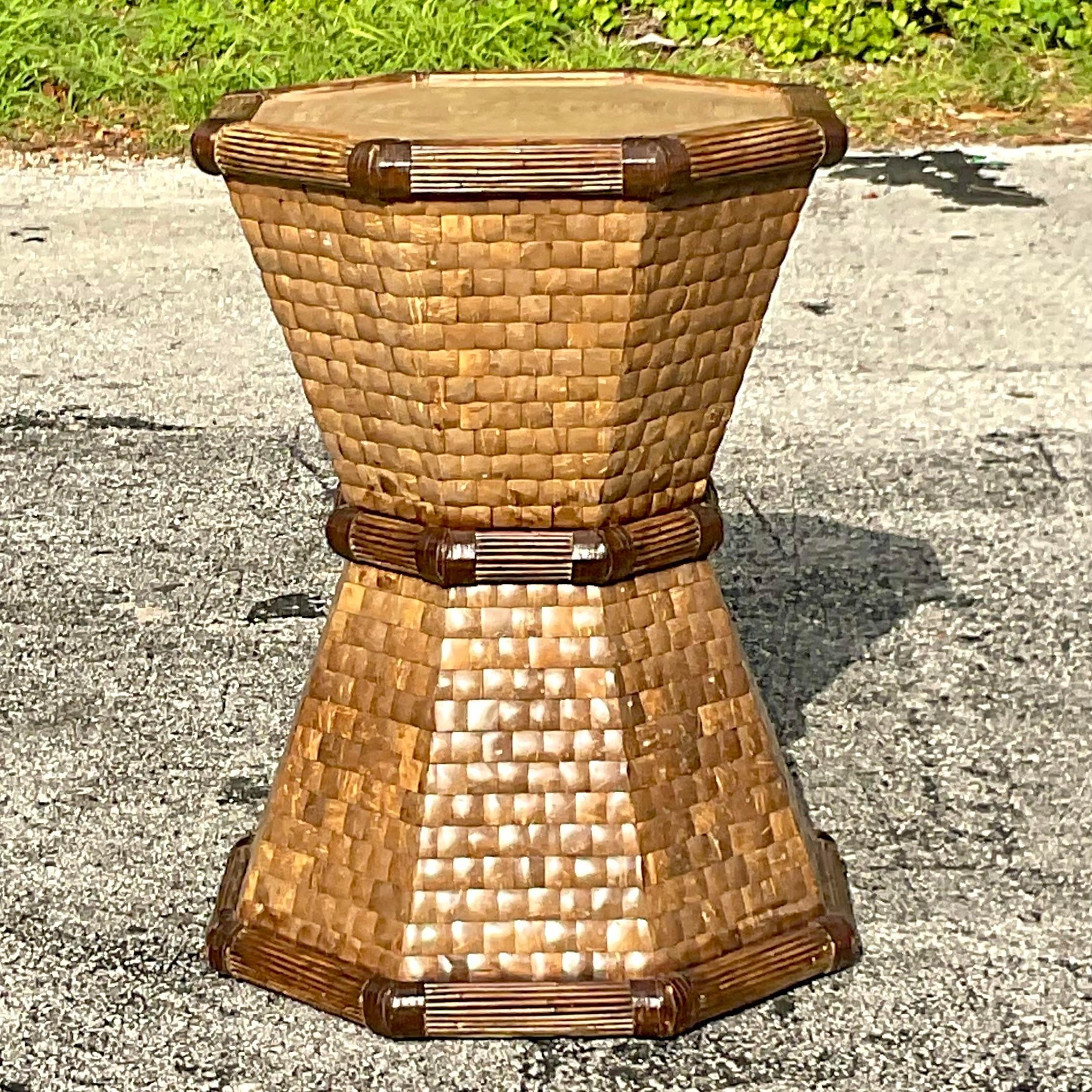 Boho Style Tessellated Coconut Shell Tisch Pedestal (21. Jahrhundert und zeitgenössisch) im Angebot