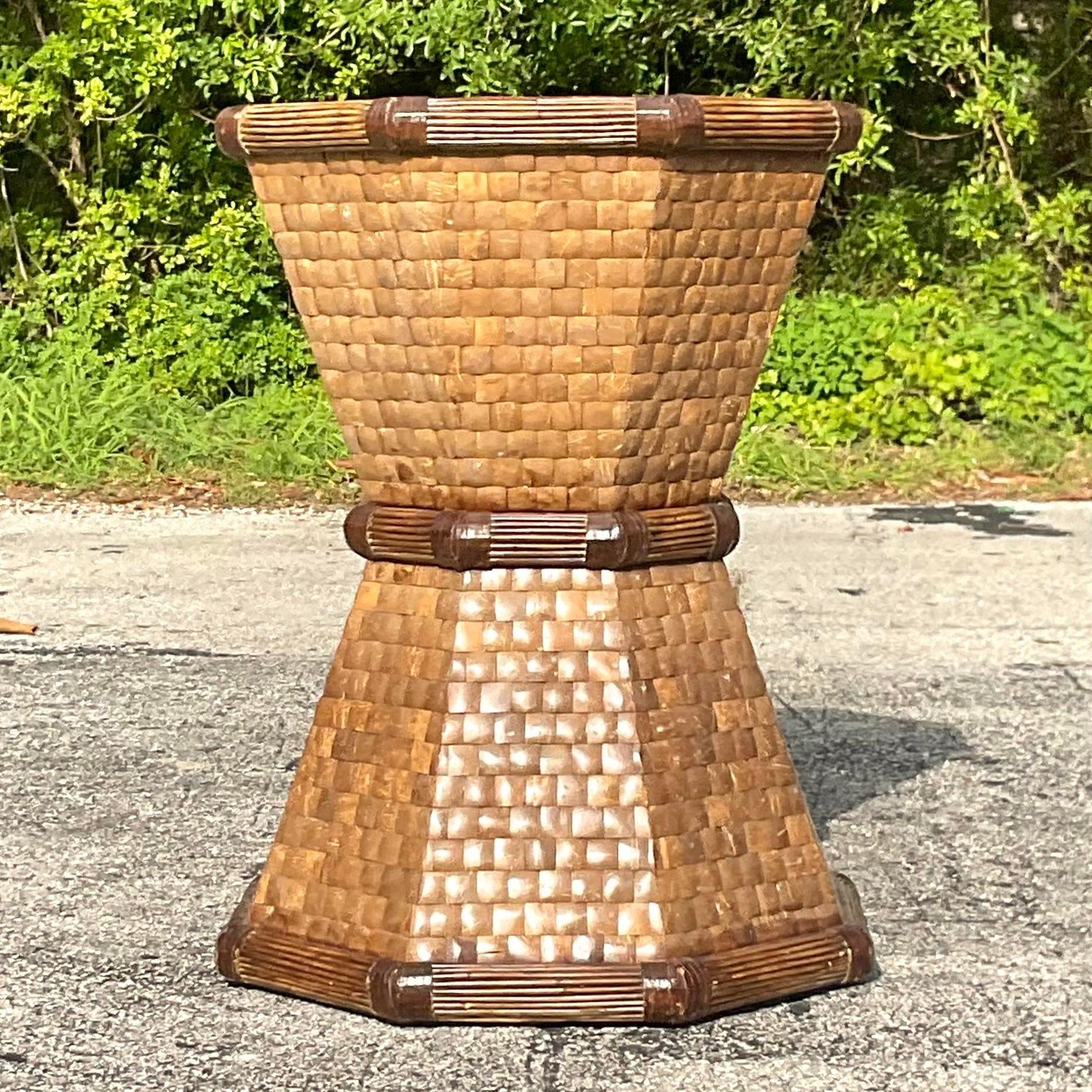Boho Style Tessellated Coconut Shell Tisch Pedestal (Naturfaser) im Angebot