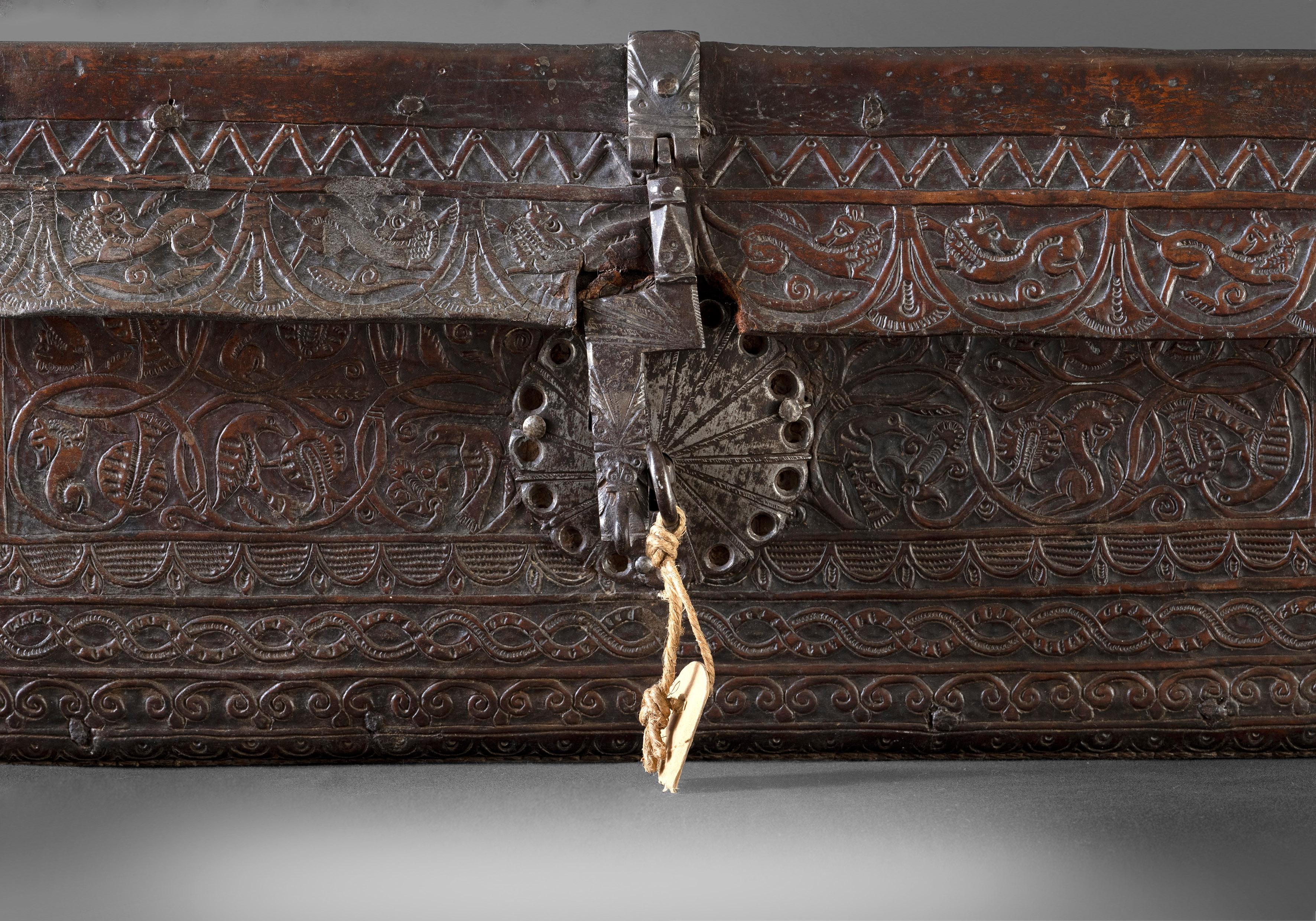 Leather trunk
Spanish, 17th century
Boiled Leather, wood and iron
Measures: 22 x 53 x 32 cm.


Provenance : 
- collection Metz-Noblat, Château de Clevant, France

Rectangular trunk of the form and size of a small suitcase with wrought iron