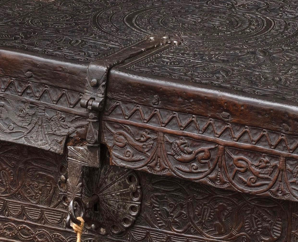 Boiled Leather Trunk, Spanish, 17th Century In Good Condition For Sale In Bruxelles, BE