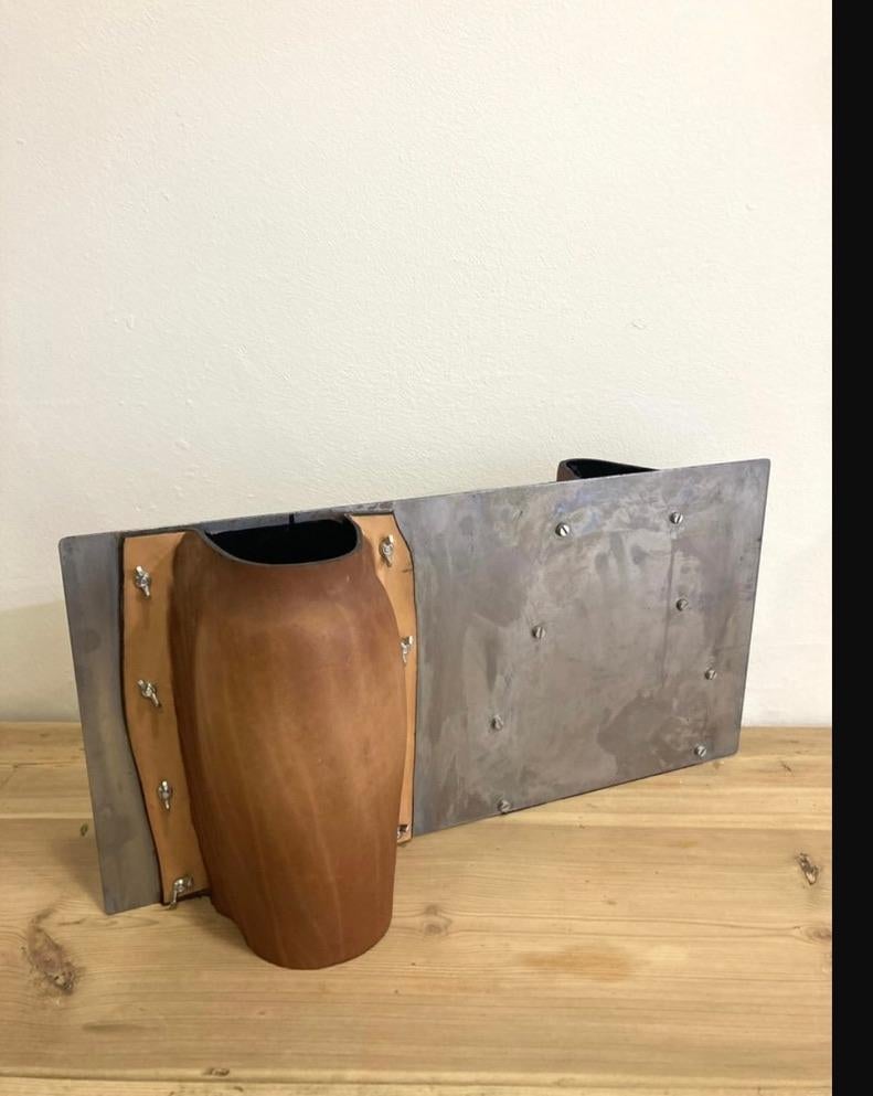 Vaso unico in pelle e metallo creato nel 2010 per il Salone del Mobile di Milano.
Il processo, un'antica tecnica un tempo utilizzata per la realizzazione di armature, altera il tannino e le fibre di collagene della pelle, dando vita a un materiale
