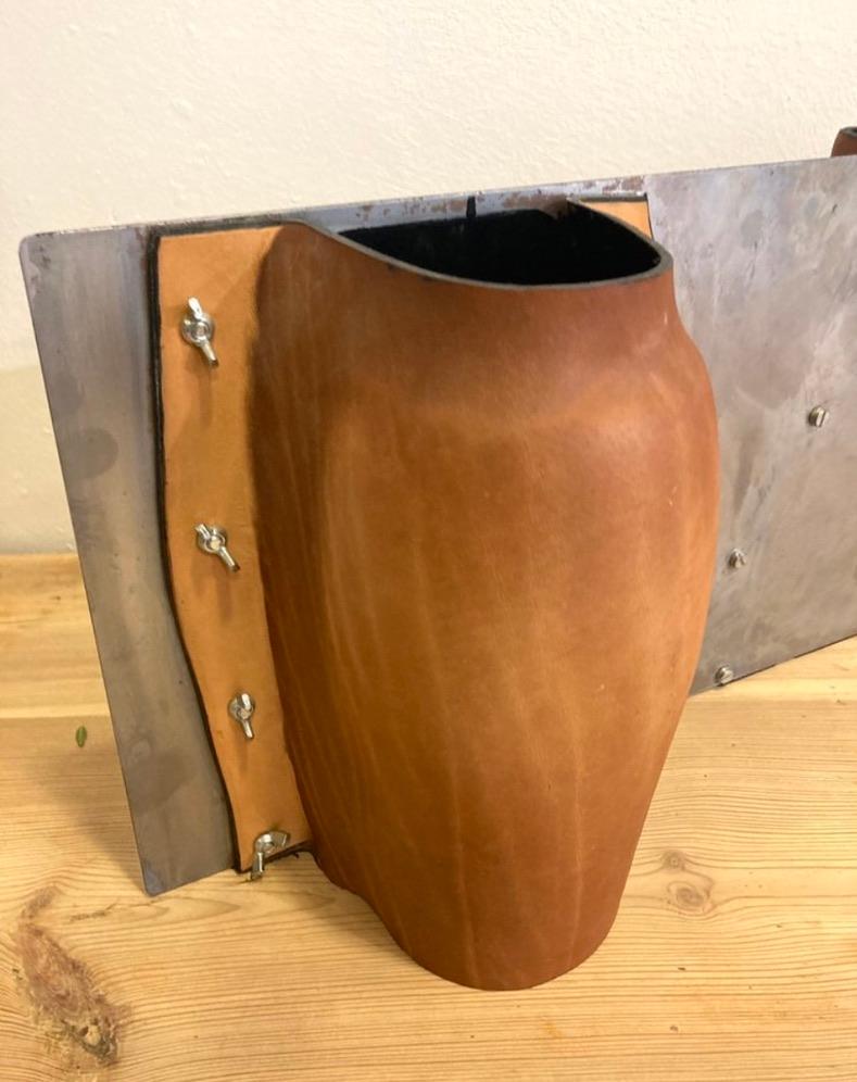 XXI secolo e contemporaneo Vaso in pelle bollita, 2010 di Simon Hasan in vendita