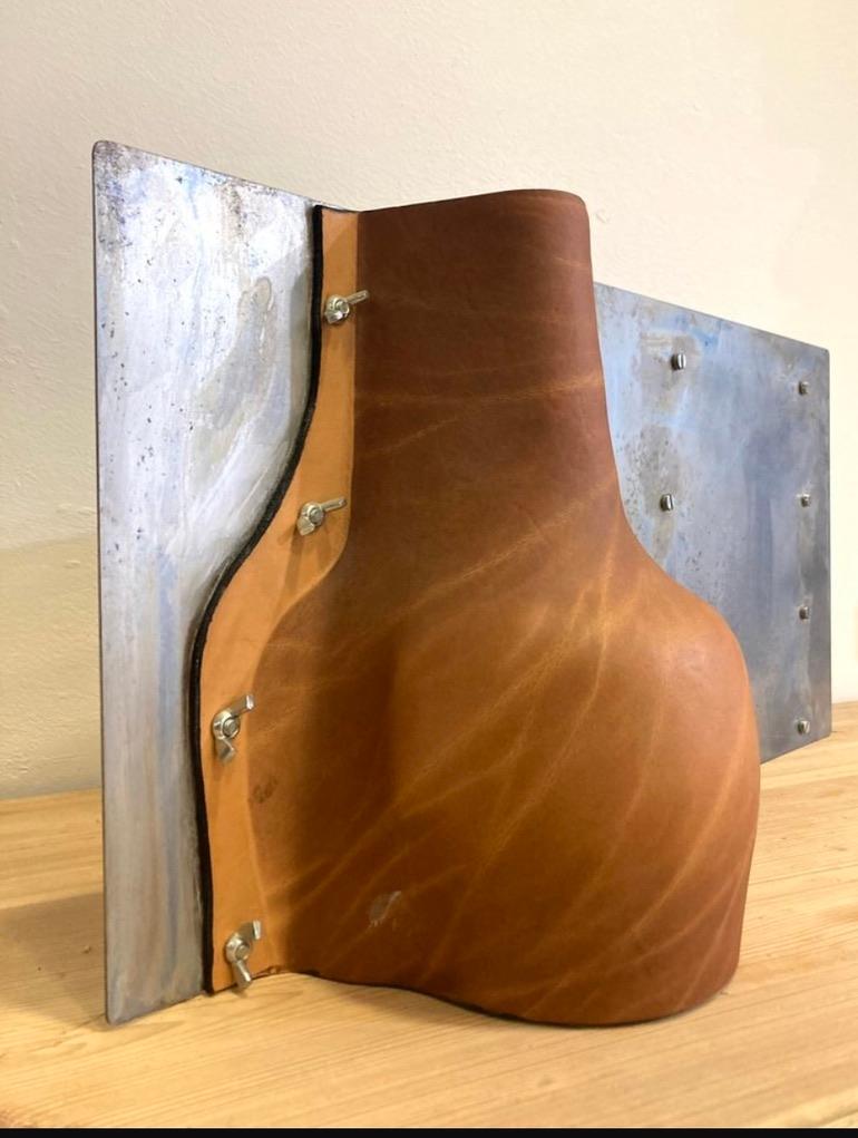 Metallo Vaso in pelle bollita, 2010 di Simon Hasan in vendita