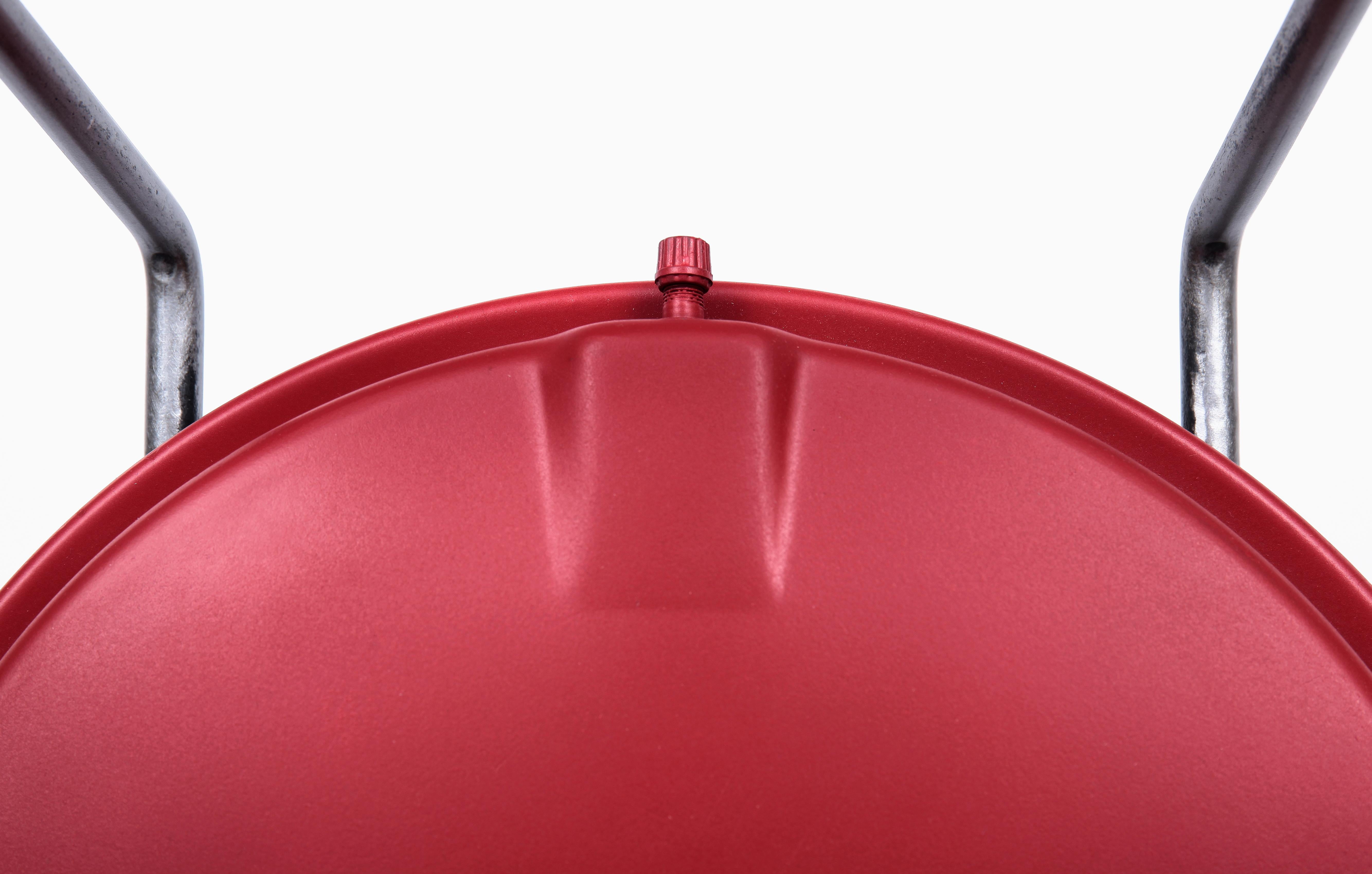 Hocker Metall Upcycelter Boiler Grau und Rot Handgefertigt von Marta Torrent (Spanisch) im Angebot