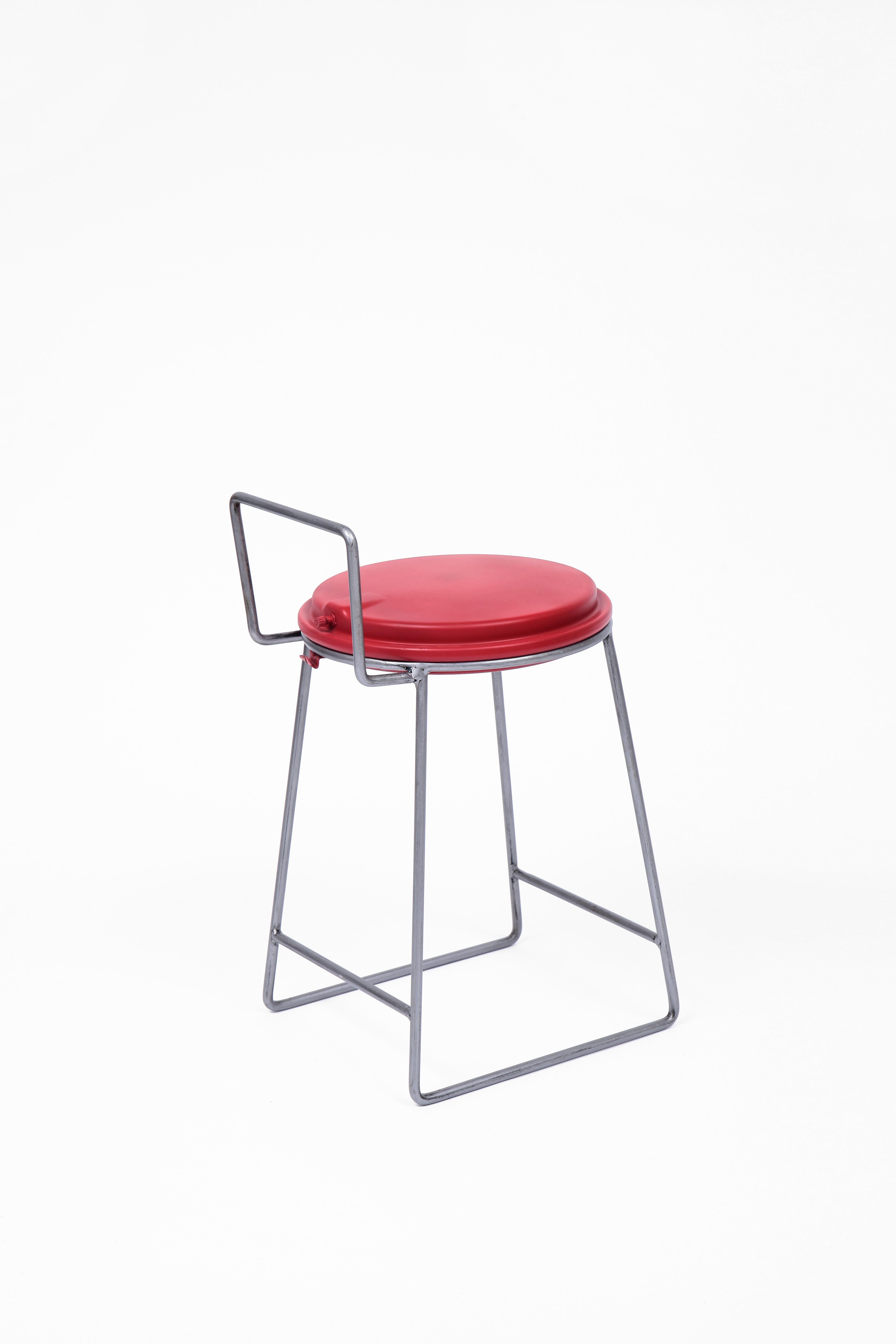 Hocker Metall Upcycelter Boiler Grau und Rot Handgefertigt von Marta Torrent (Metallarbeit) im Angebot