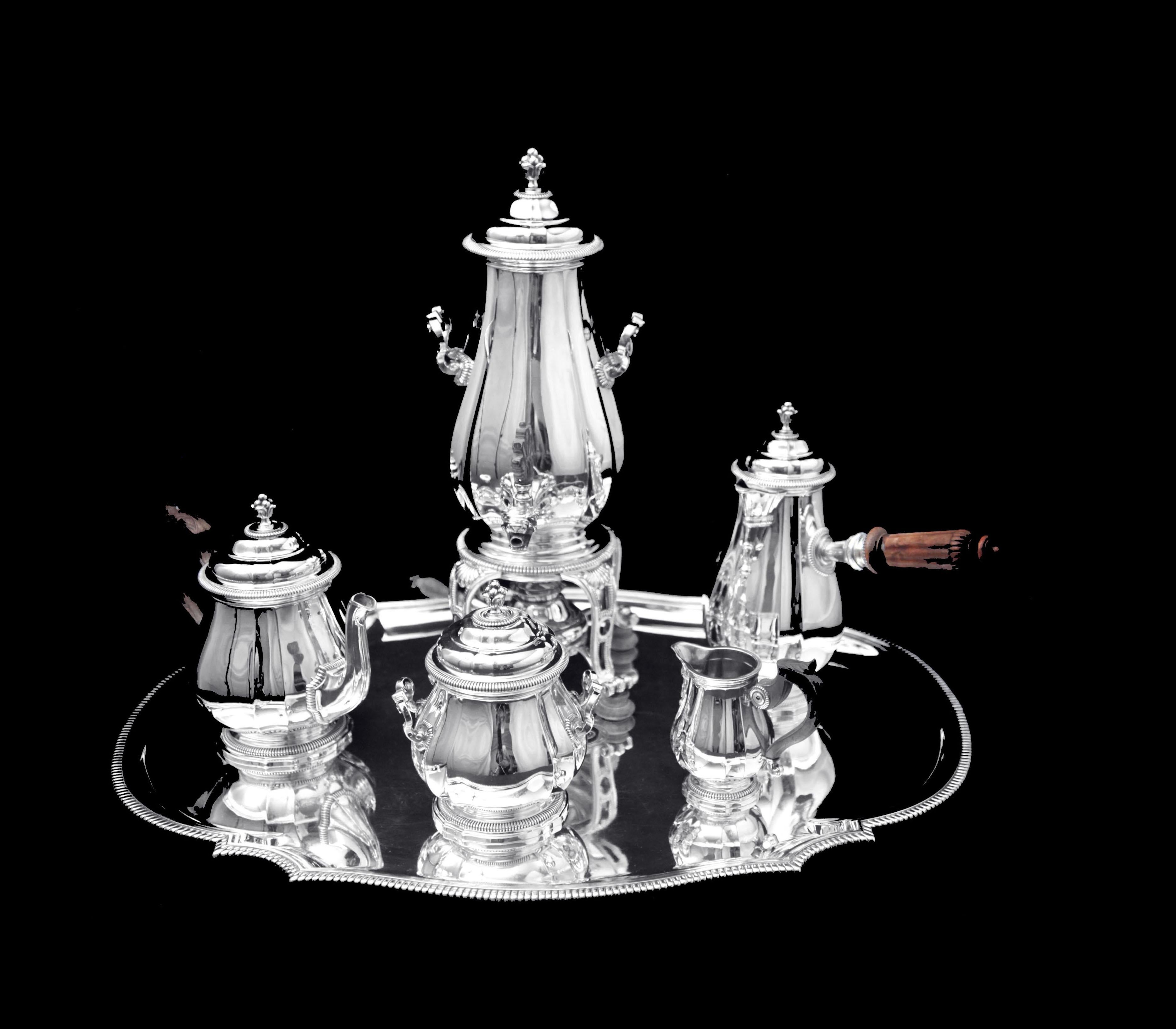 En provenance directe d'un hôtel particulier à Paris, un superbe service à thé Louis XVI en argent 950 du 19e siècle, composé de 6 pièces, réalisé par le premier orfèvre français 