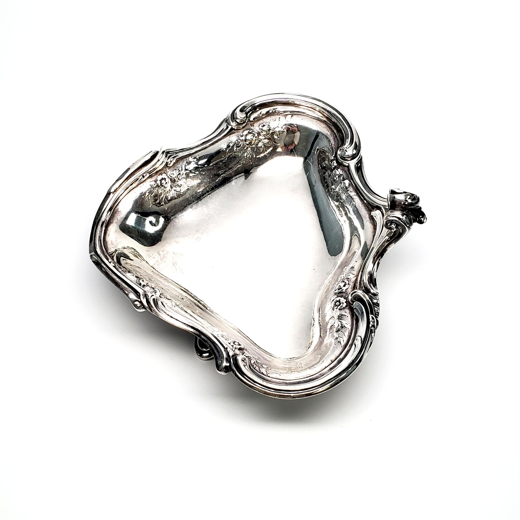 Bol à pied triangulaire en argent sterling 950 antique par Boin Taburet, vers les années 1890.

La société Boin Taburet a été créée en 1873 par George Boin et Emile Taburet. On leur attribue la renaissance du style Louis XV en argent dans les années