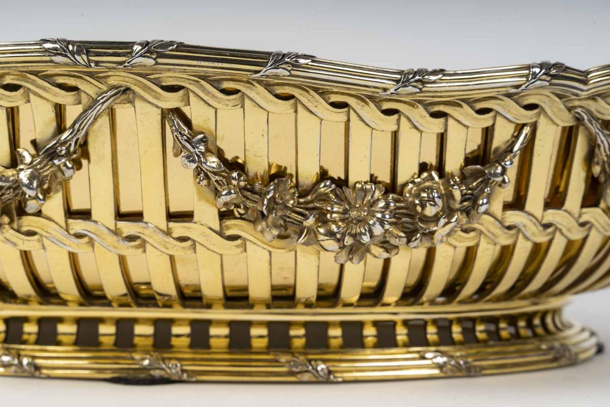 Important oval planter mounted on a pedestal, with a threaded base and clasps, openwork ogee and body decorated with garlands of flowers, ribbon-shaped handles and an inner cup in gilded metal signed 