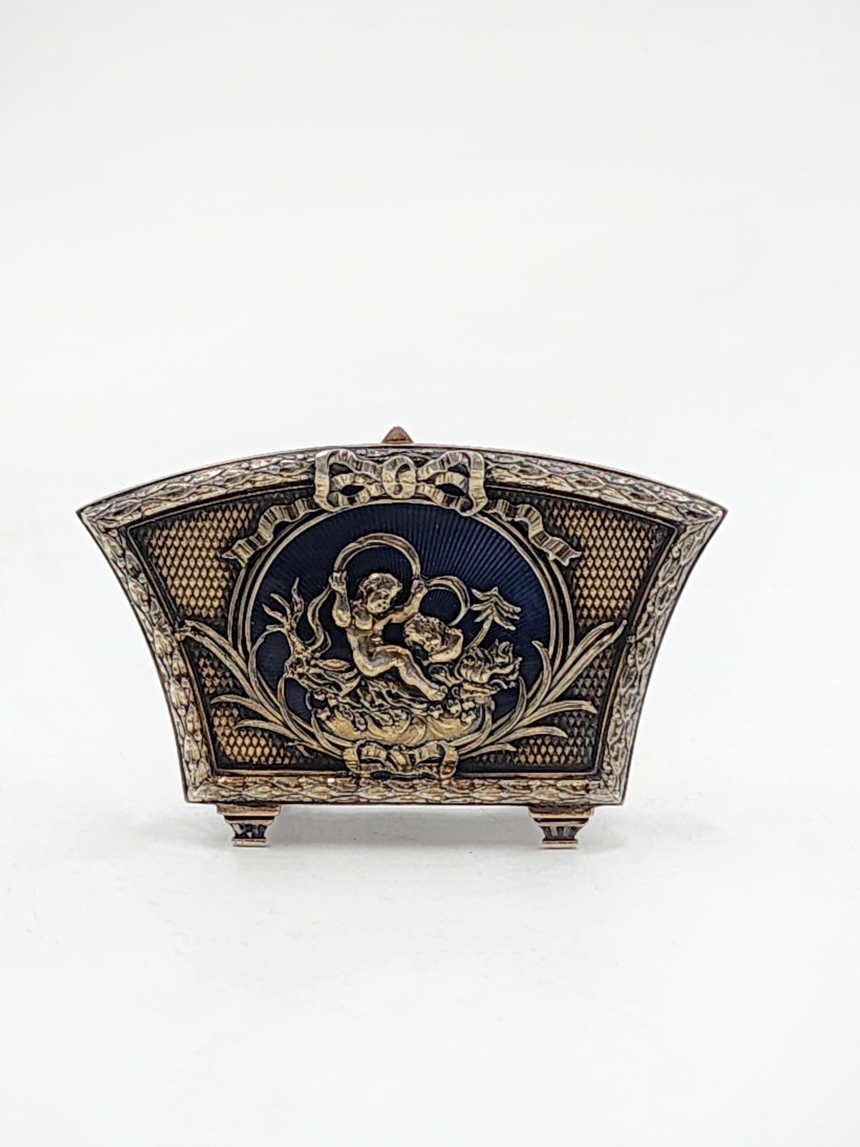 Porta biglietti da visita a spilla in argento Boin-Taburet
Questo squisito pezzo, con la sua caratteristica forma curva e il design Art Nouveau, è un vero e proprio oggetto da collezione. Il portabiglietti da visita presenta un pannello centrale