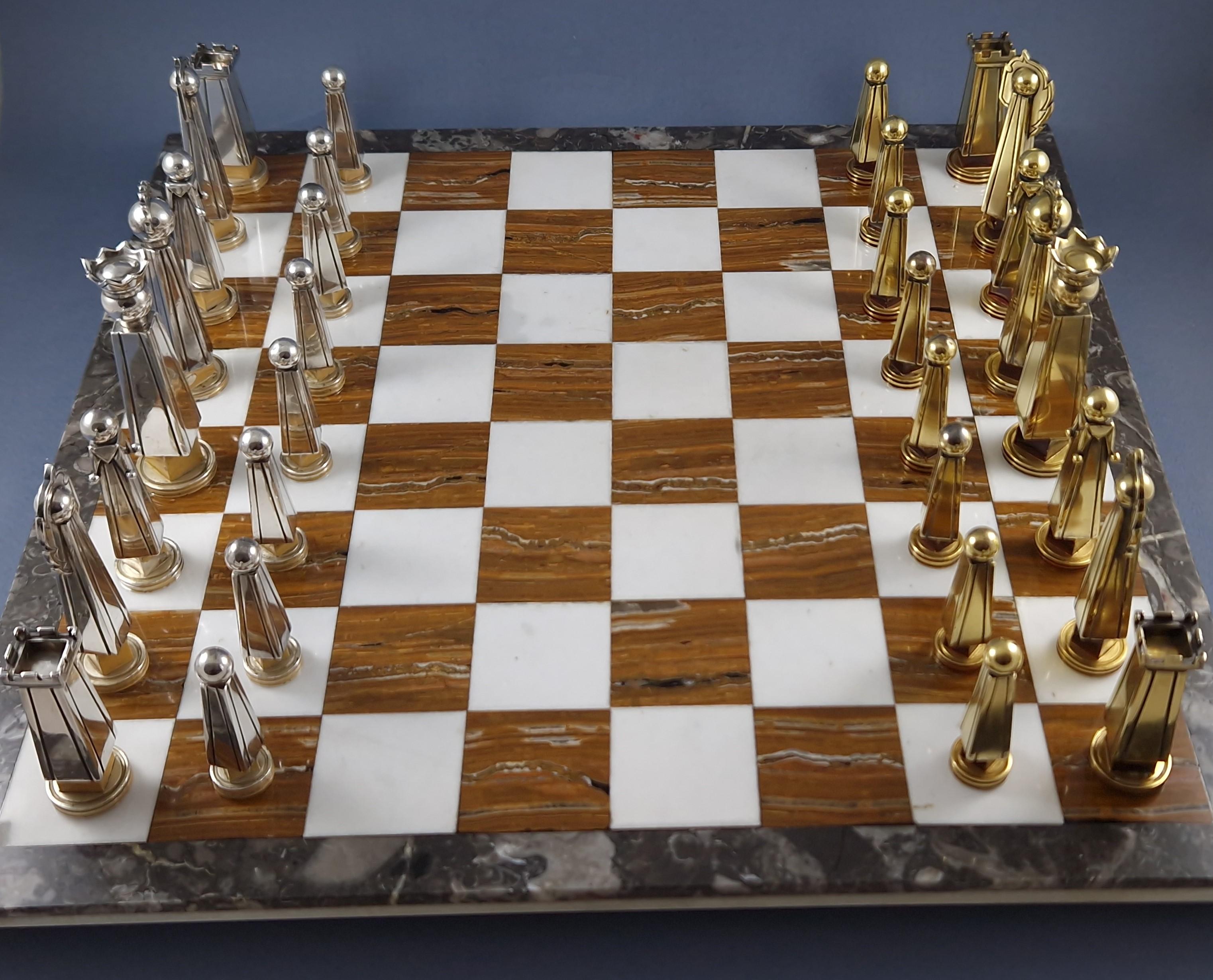 Raro y hermoso juego de ajedrez en plata de ley y dorado (oro sobre plata) de la Maison Boin Taburet 
Con tablero de mármol, los peones de plata de ley y esmalte en la base (falta el esmalte) 
Sello Minerva 1er título bajo todas las marcas piezas