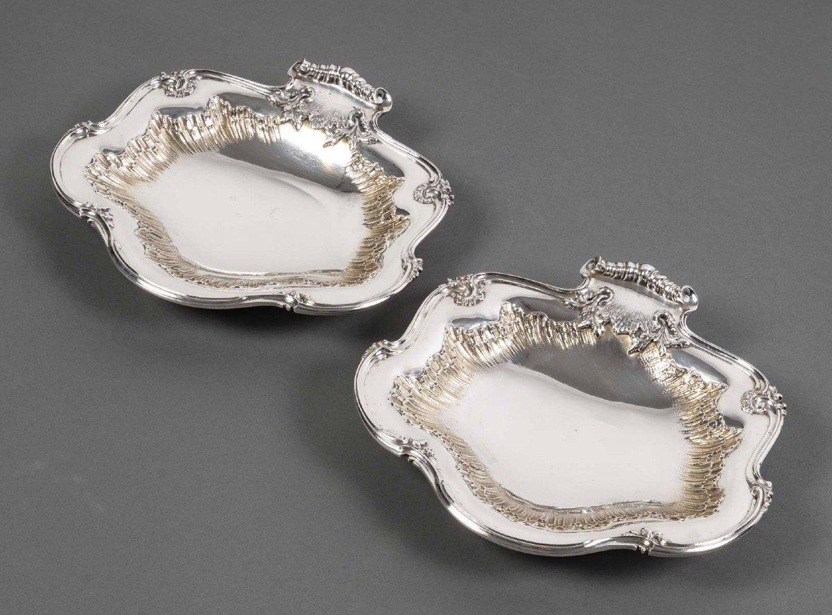 Set of six solid silver display dishes in the shape of a scalloped scallop decorated with waves, bordered with nets and staples, resting on a round base. The roll-up socket on the side is foliated. 
Dimensions width 23.5 cm x 22 cm - base: 10.5x 8.5