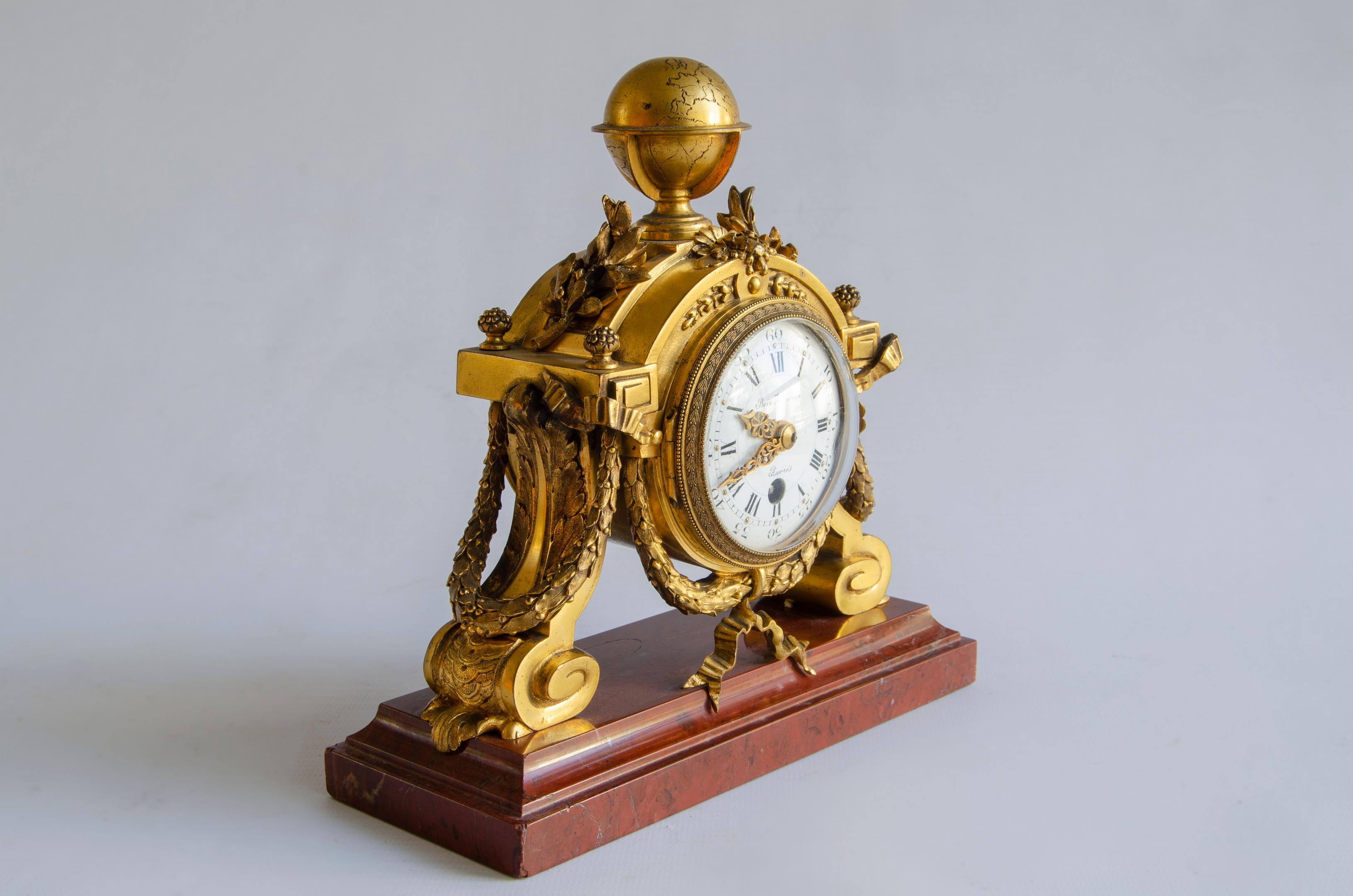 Boint tabletop clock stool
Origin France,
circa 1900
gilt bronze and royal rouge marble
a glass is missing on its back.
