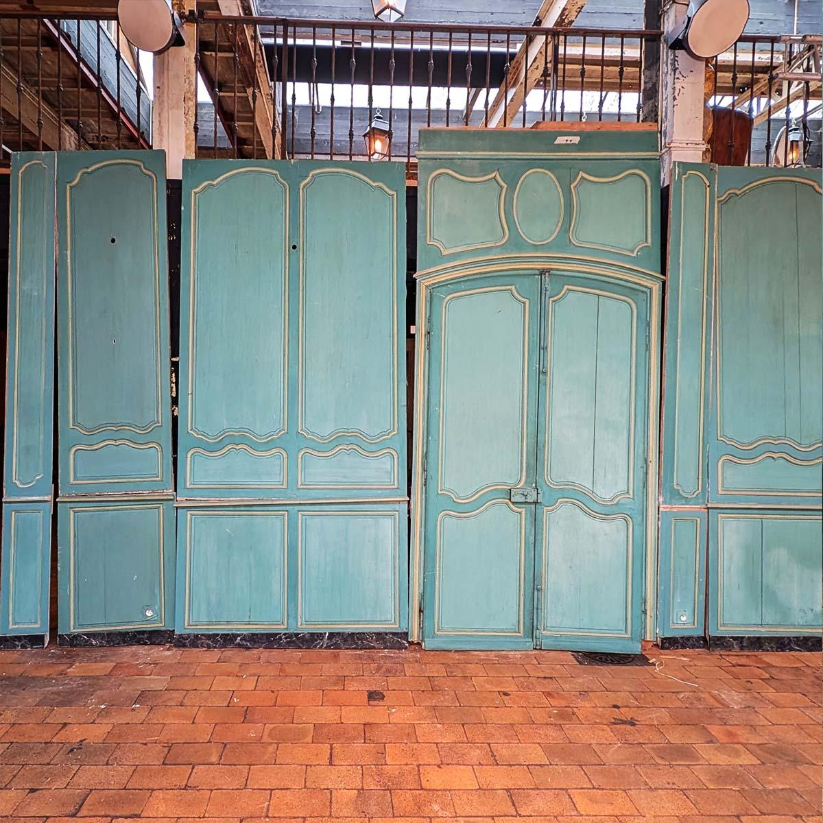 Boiserie de style Louis XV – 15 mètres linéaires
Plongez dans l’élégance du XVIIIe siècle avec cette somptueuse boiserie de style Louis XV. D’une longueur exceptionnelle de 15 mètres linéaires, elle est un véritable chef-d’œuvre d’ébénisterie,