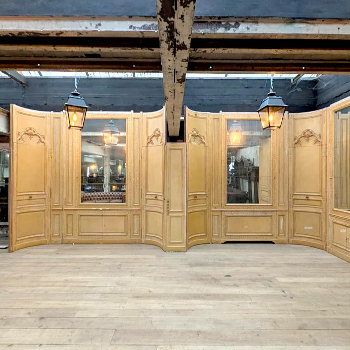 La boiserie en sapin de style Louis XV, datée de 1920 et provenant de Paris, est une pièce d’exception. 

Provenance & Histoire
Cette boiserie du début du XXe siècle s’inspire du design intérieur français du XVIIIe siècle, en particulier du style