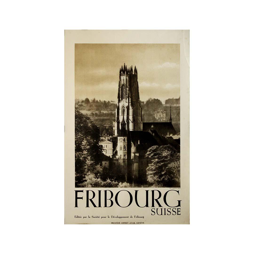 This elegant original travel poster from circa 1930, photographed and designed by Boissonnas, presents the majestic skyline of Fribourg, Switzerland, in a moody and timeless black-and-white composition. Issued by the Société pour le Développement de
