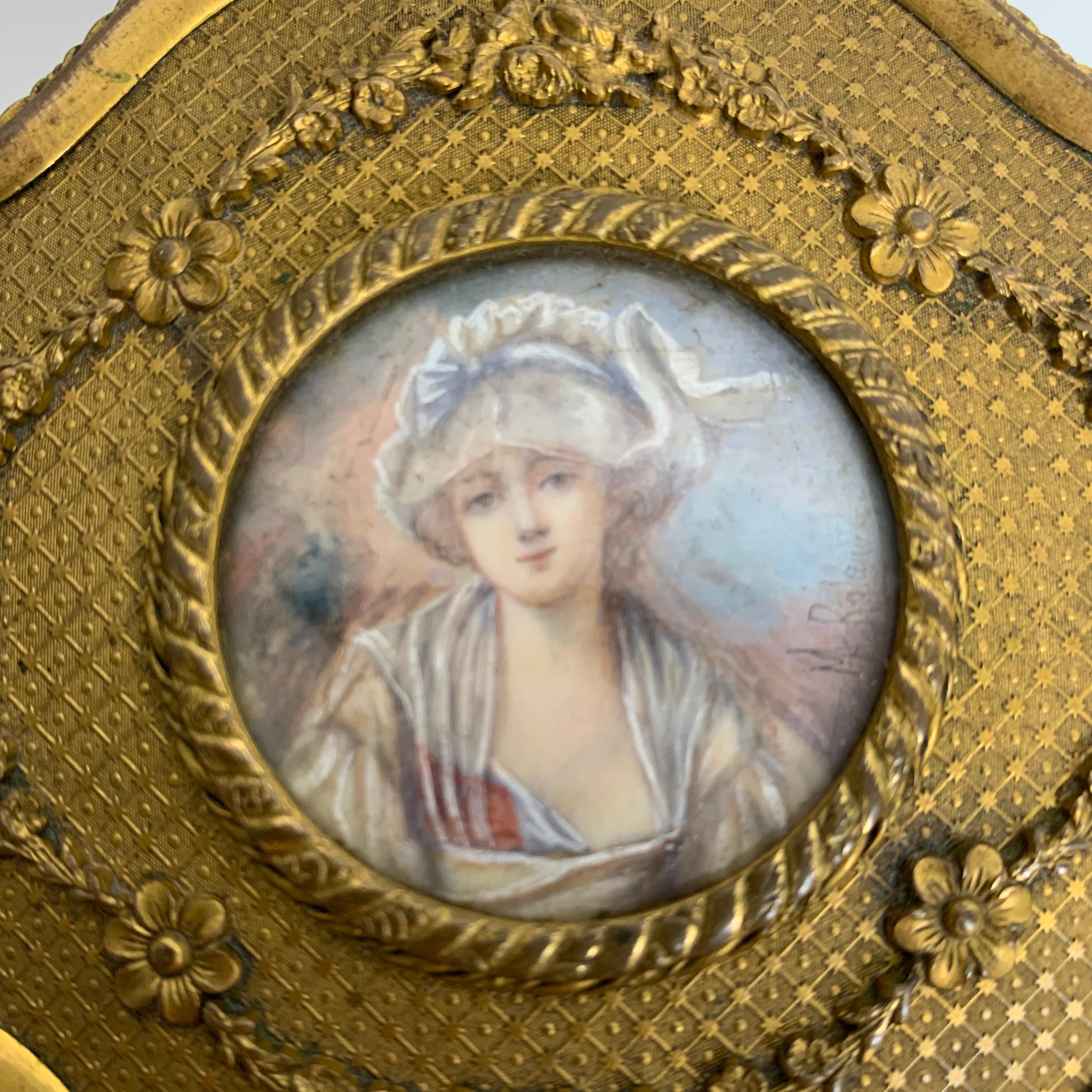 Boite à bijoux en bronze doré rehaussé d'un portrait de femme en médaillon For Sale 2