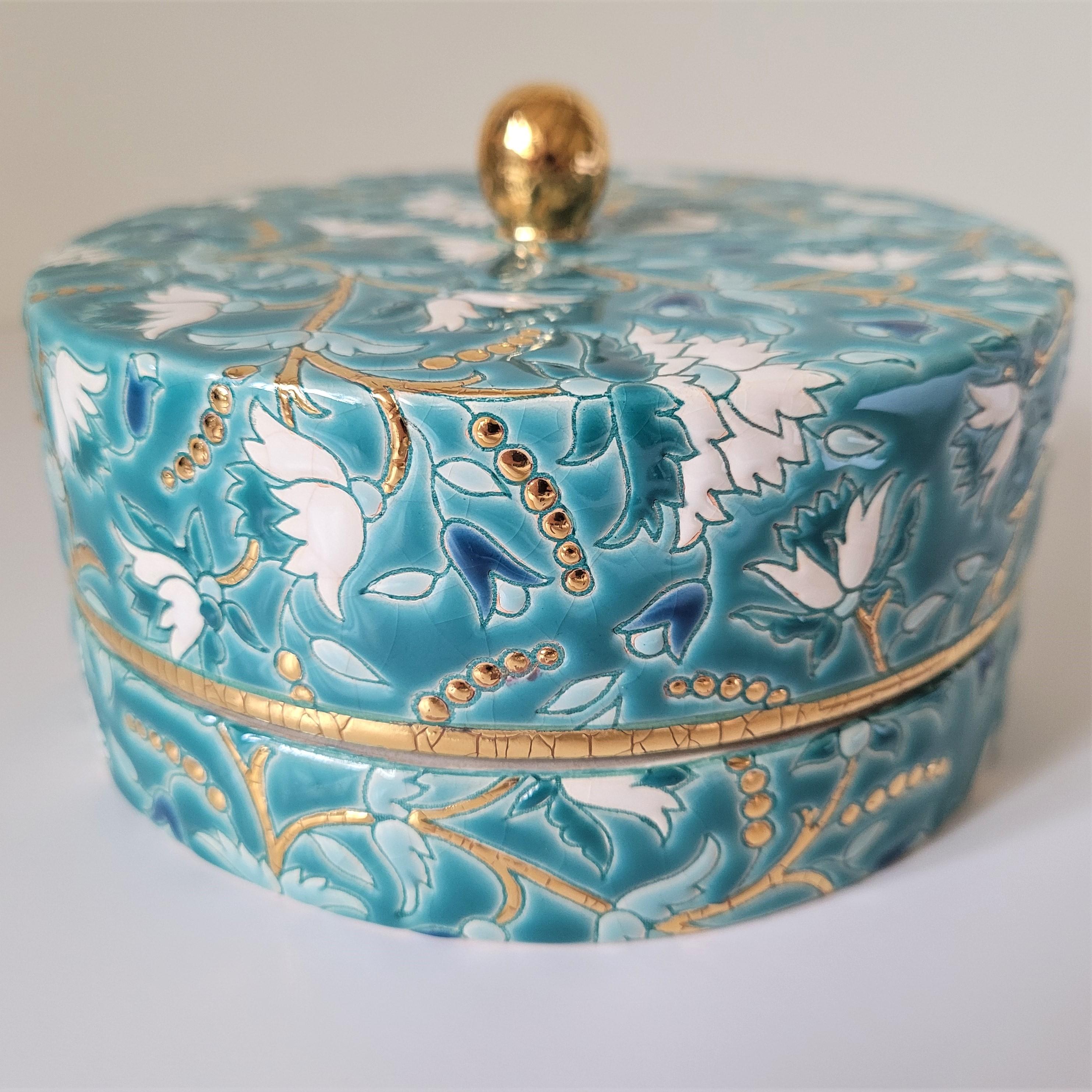 Superb Boîte à Caviar (caviar dish) in Art Deco style. From the Heritage Collection, the dish is decorated with the classic flower motif in varying shades of blue-green and white, with gold stems.

The knob and the rim are enhanced with 21 carat