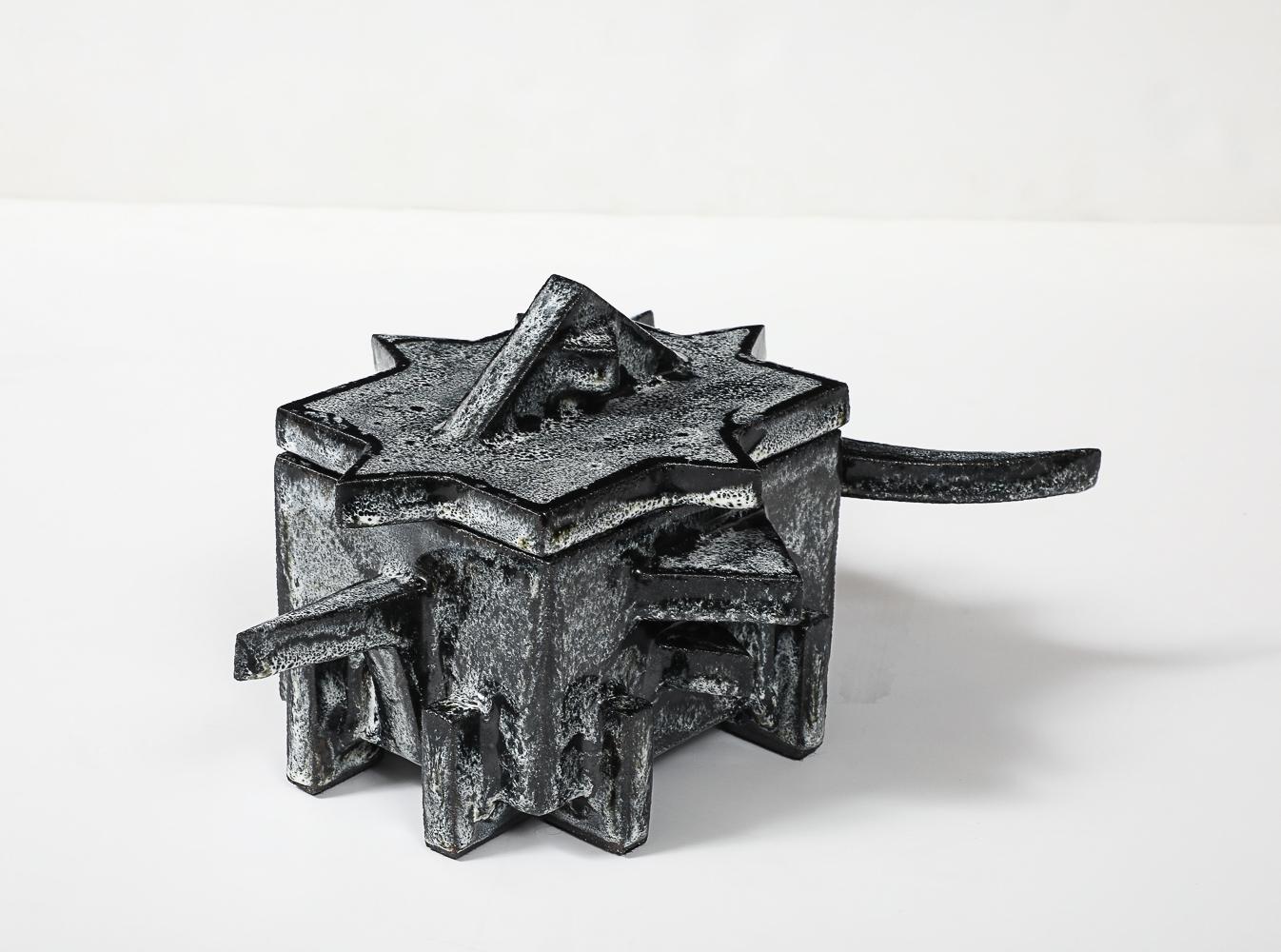 Keramik glasiert. Abstrakte Form Keramik-Box mit Deckel. Auf der Unterseite vom Künstler signiert.