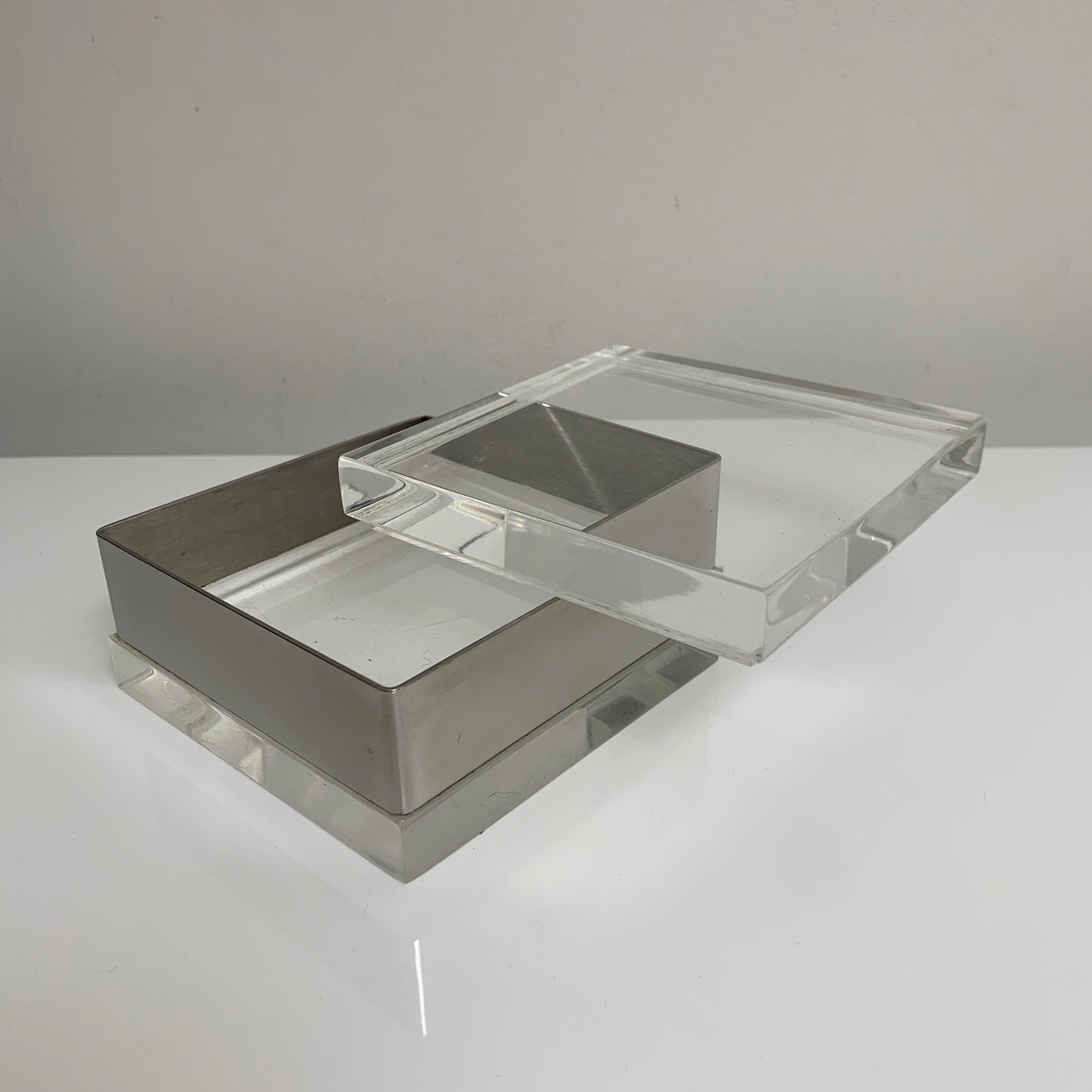 Ère spatiale Boîte décorative italienne carrée en lucite et métal chromé, années 1970 en vente