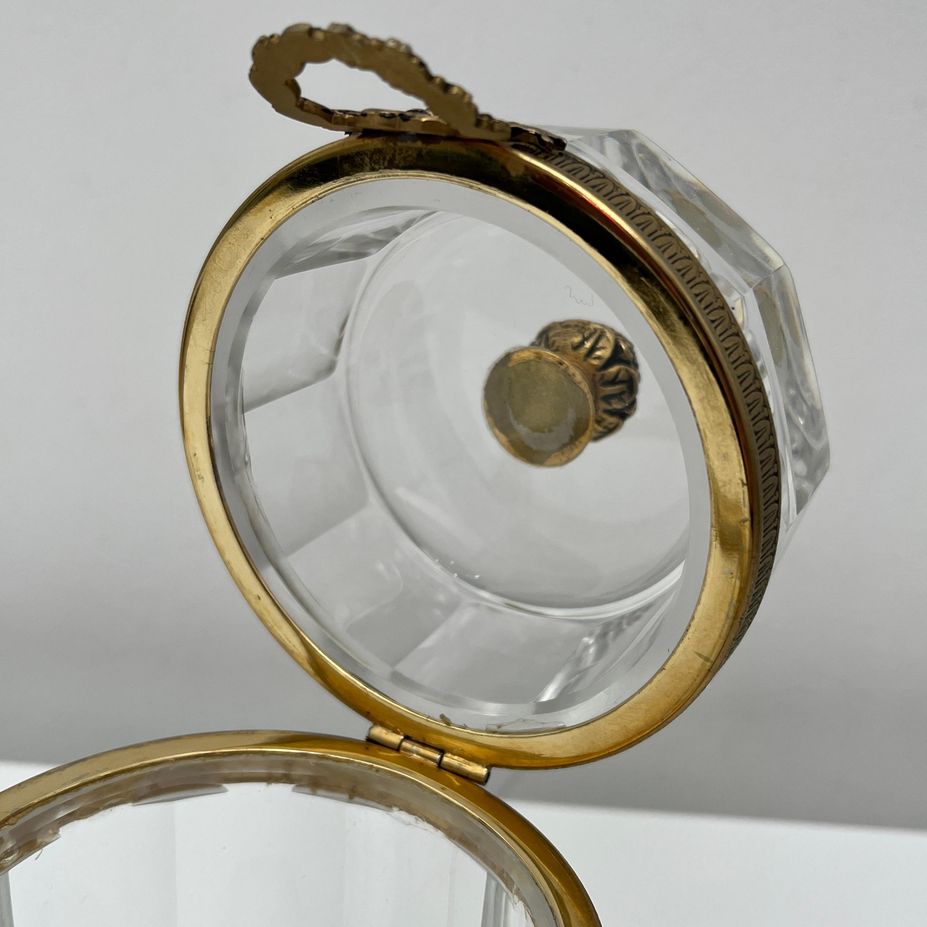 Boite en cristal doré taillé faceté CF Benito Michel, France vers 1960 For Sale 4
