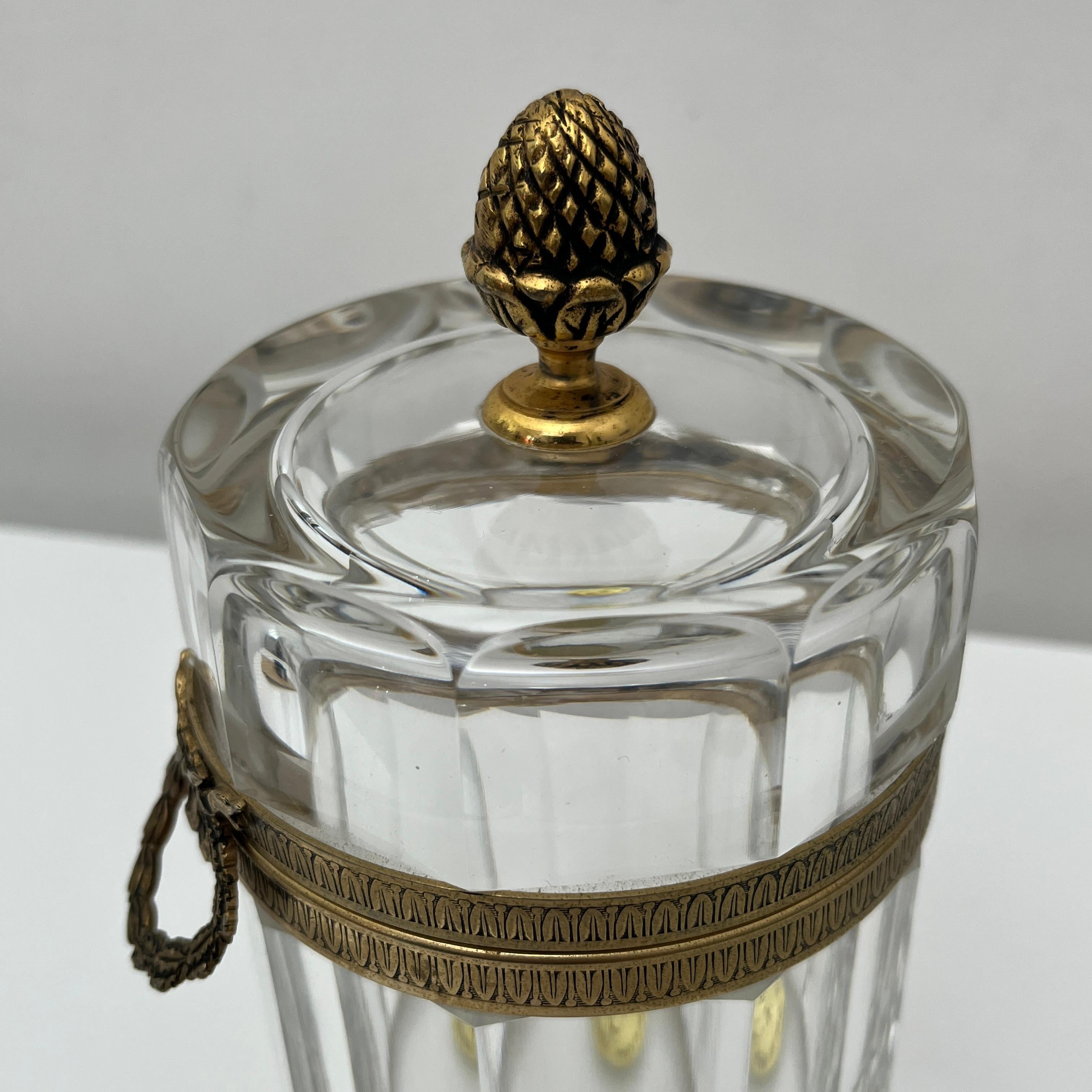 Boite en cristal doré taillé faceté CF Benito Michel, France vers 1960 For Sale 5