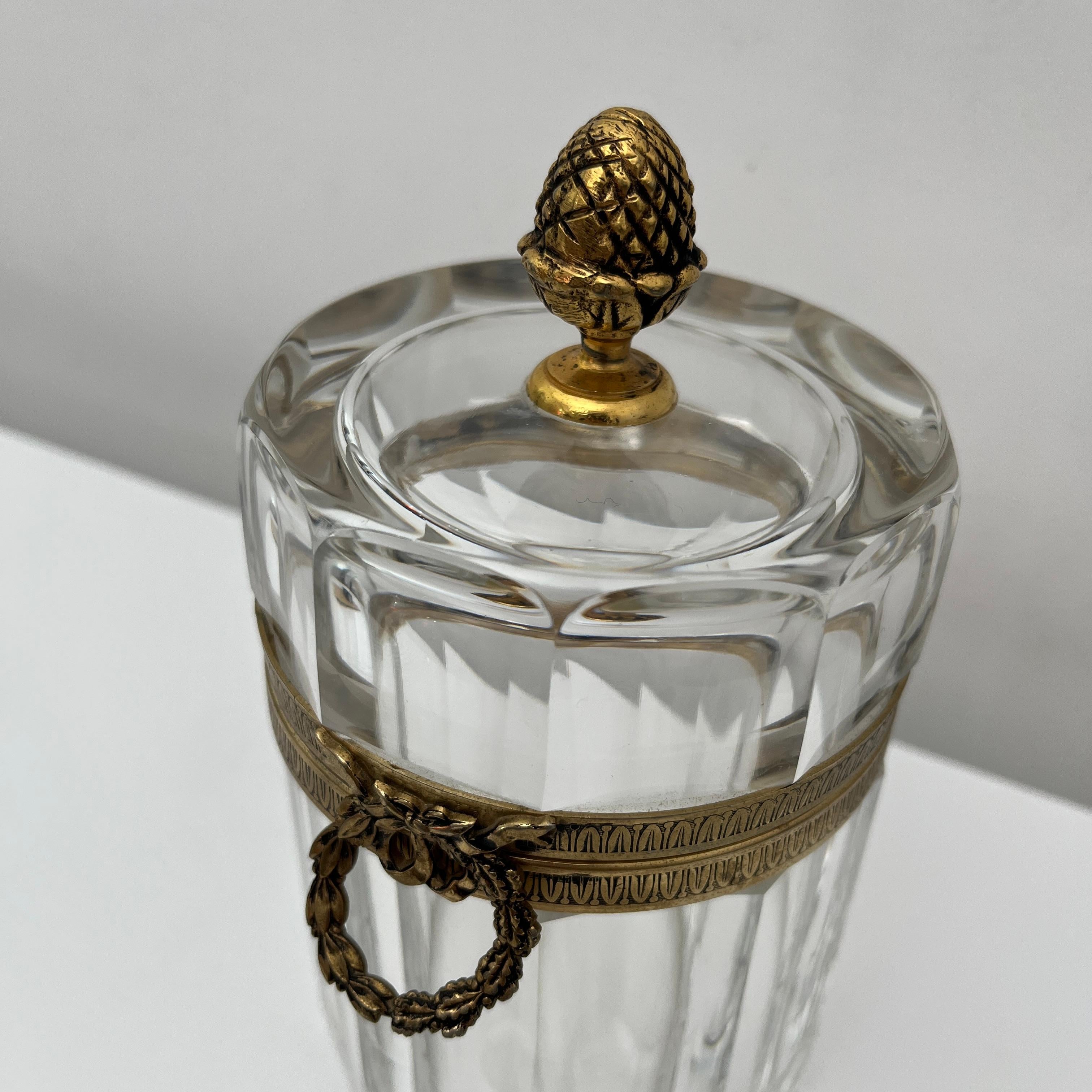 Français Boite en cristal doré taillé faceté CF Benito Michel, France vers 1960 en vente