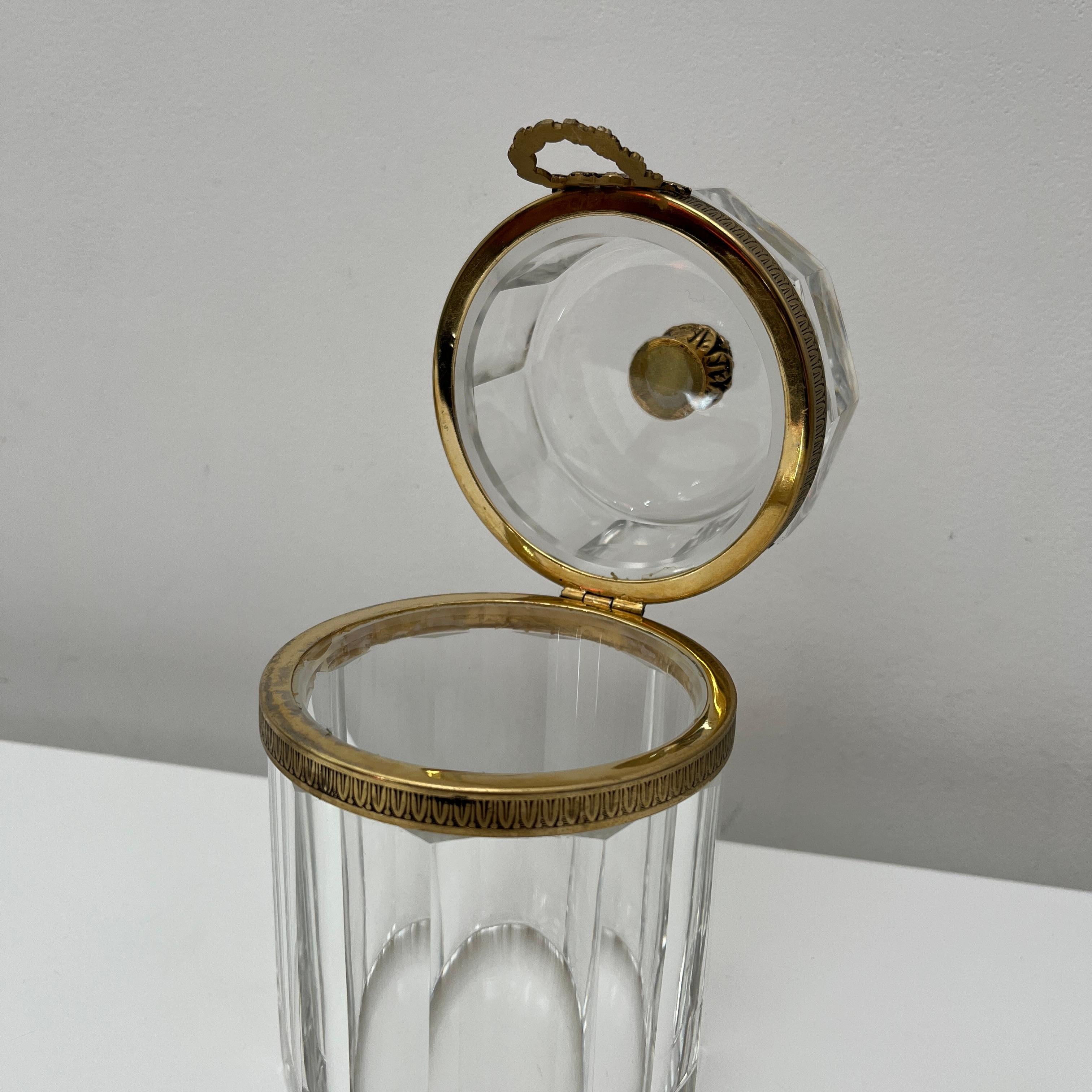 Boite en cristal doré taillé faceté CF Benito Michel, France vers 1960 In Good Condition For Sale In PONT-AUDEMER, FR