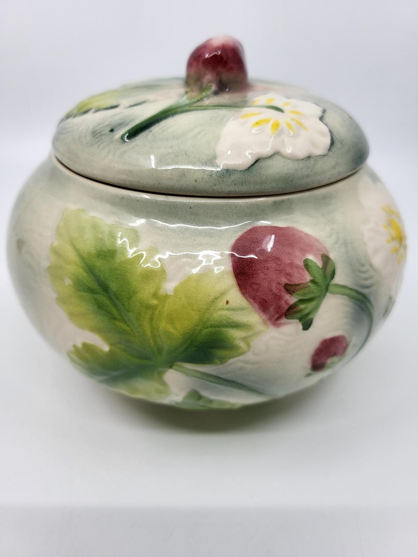 Bonbonnière ou boite à bijou en faïence Barbotine de Saint Clément désignée, à la fin du XIXème Art nouveau.
Decorata con foglie e fiori, ha mantenuto i suoi colori vivaci e aciduli.
Da notare che Charles ed Emile Gallé hanno avuto un ruolo
