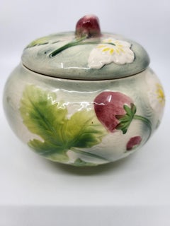 Boite en faïence barbotine Saint Clément décor Fraise et fleurs Francaise XIXe