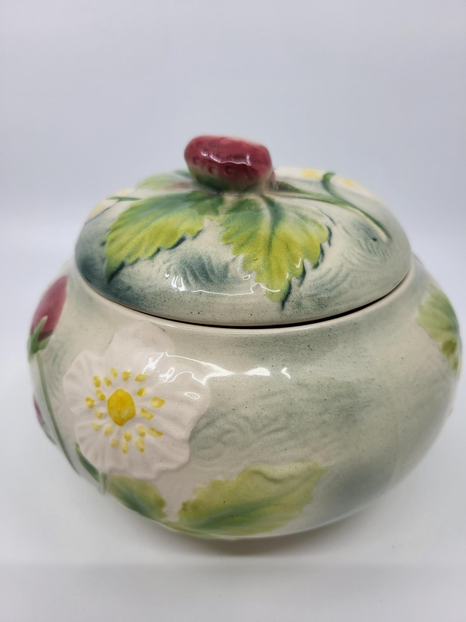 Art Nouveau Boite en faïence Barbotine Saint Clément décor Fraise et fleurs Francaise XIXe in vendita