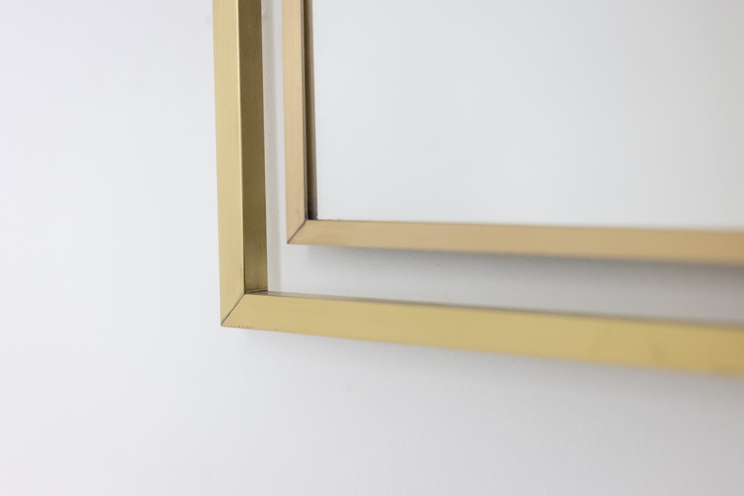 Verni Miroir modèle Boizot en laiton, finition vernie. Contemporain. en vente