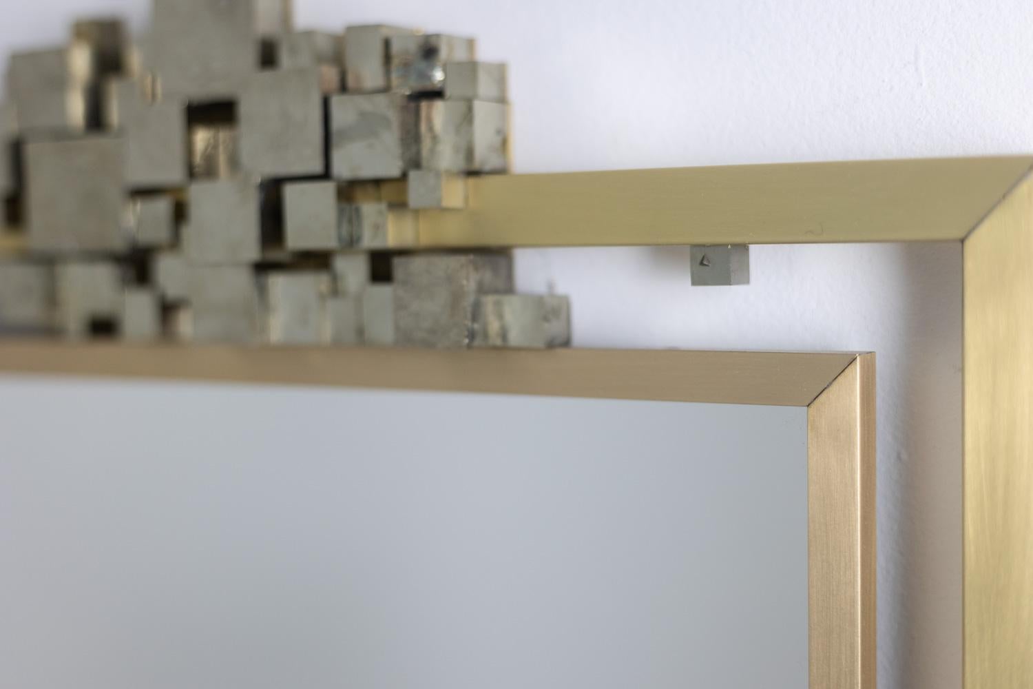 Laiton Miroir modèle Boizot en laiton, finition vernie. Contemporain. en vente