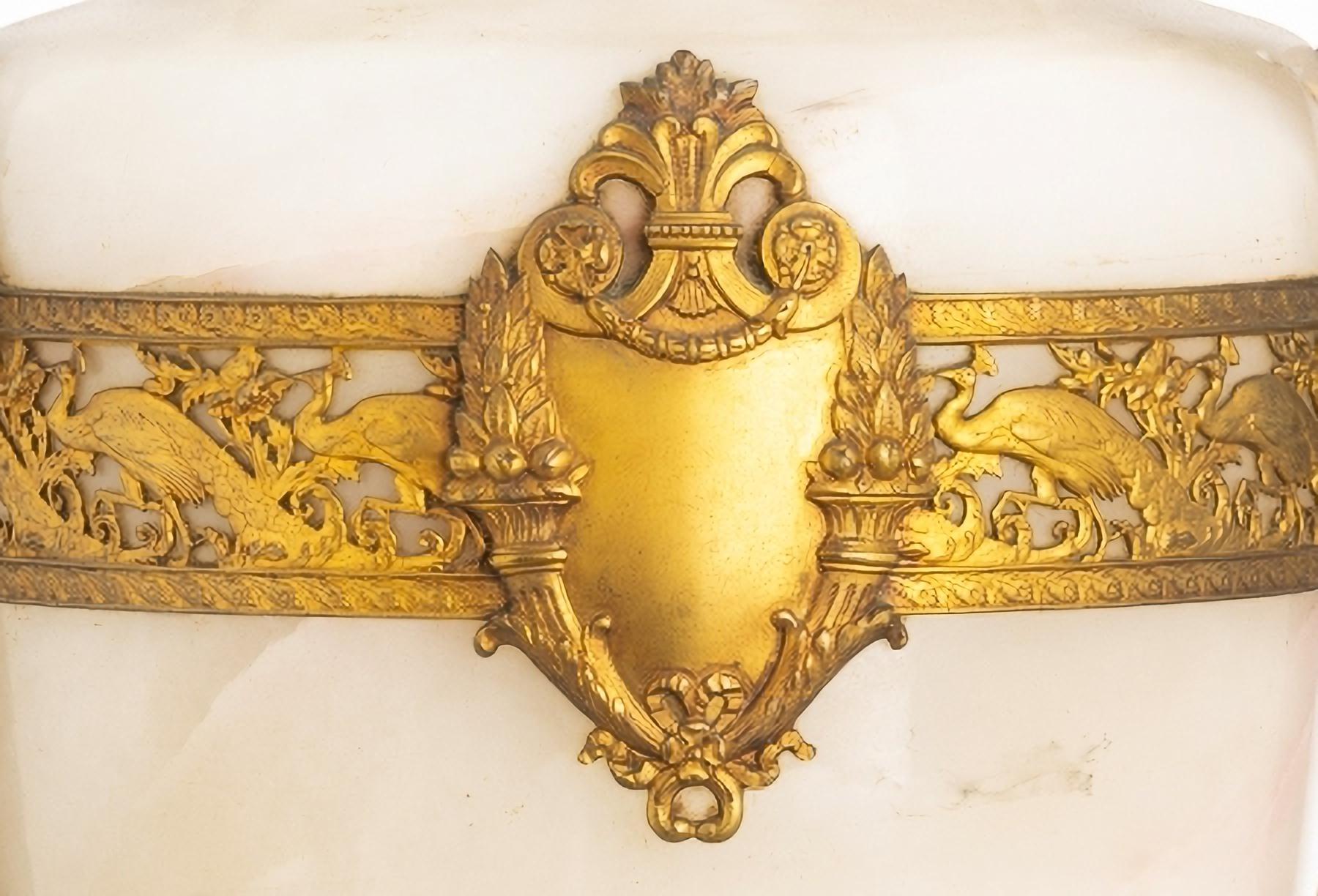 BOJED JAR

Französisch, 19. Jahrhundert Napoleon III
aus Alabaster mit vergoldeten Bronzeapplikationen. 
Defekte. Dim. 
Höhe: 52 cm
guter Zustand