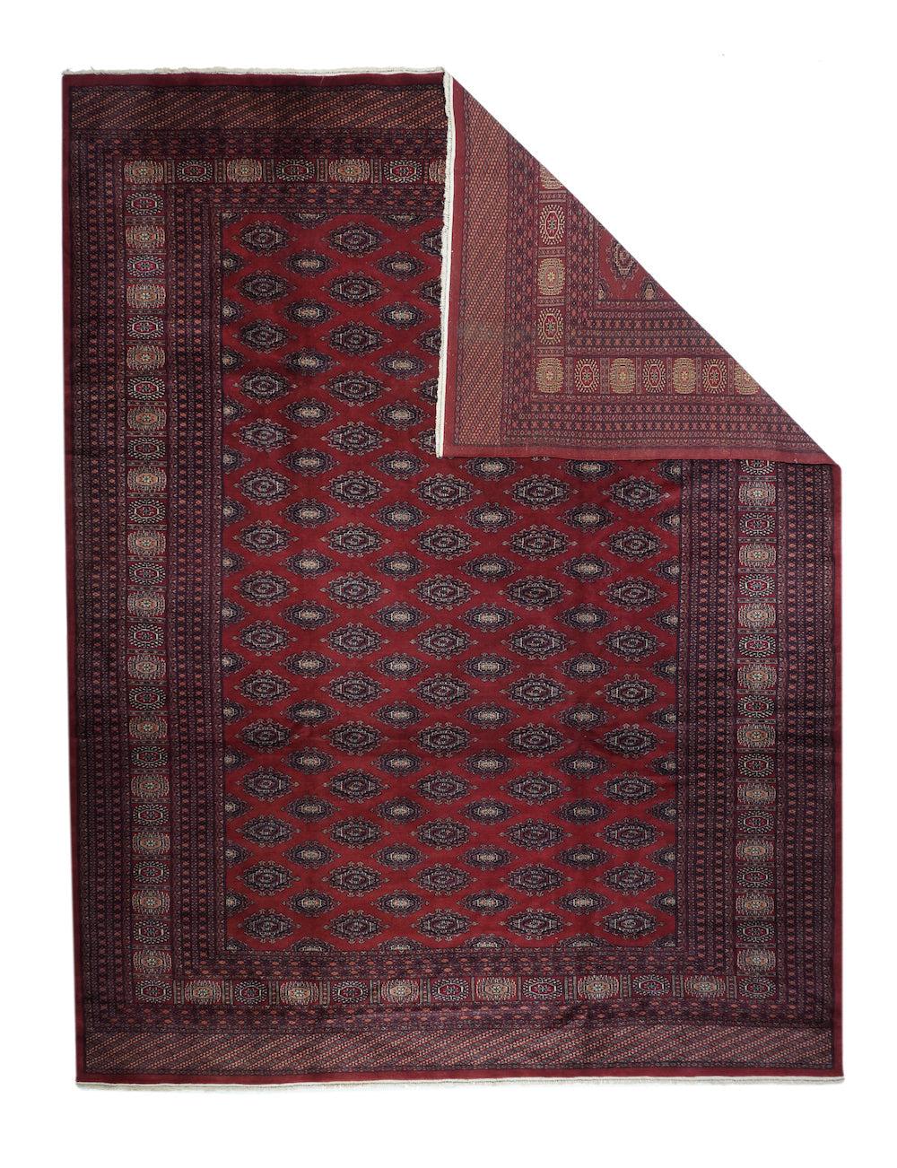 Bokhara-Teppich 9'3'' x 11'11''. Das rote Feld weist eine vollständige Anordnung von vier mal 15 Gul auf, mit seitlichen halben Gul-Säulen und ähnlichen, etwas kleineren kleineren Gul dazwischen. Rote Hauptbordüre mit gerasterten Achtecken. Rote
