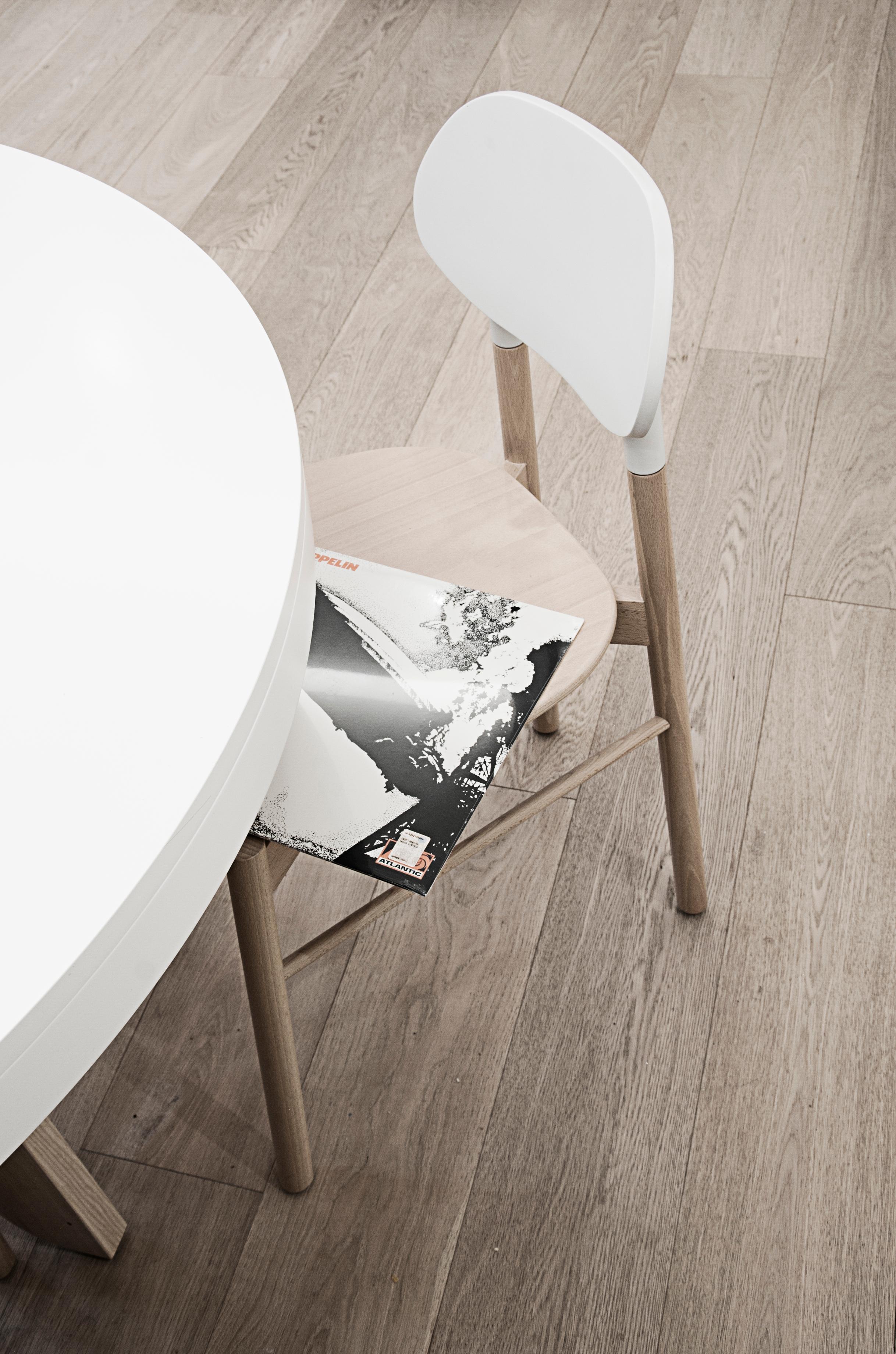 Bokken-Stuhl, Buchenstruktur, weiße Rückenlehne, minimalistisches Design im nordischen Stil (Italienisch) im Angebot