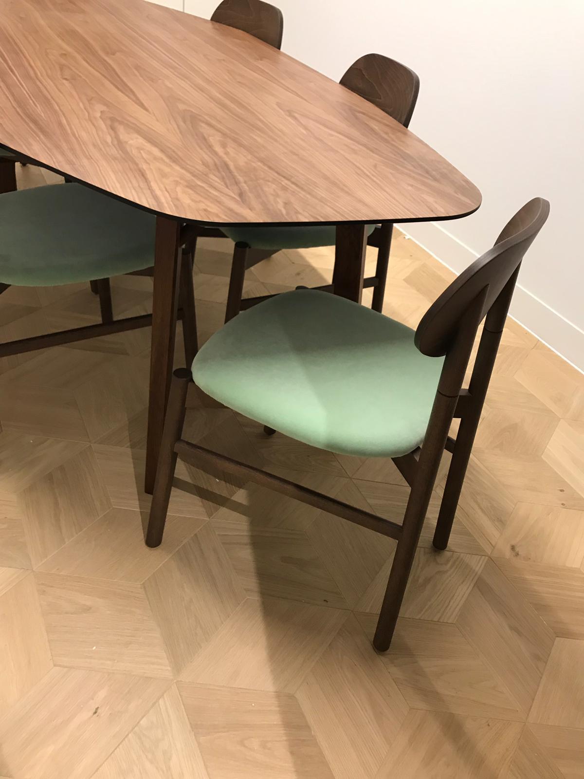 Bokken-Stuhl aus Buchenholz, gepolstert mit smaragdgrünem feinem italienischen Samt im Angebot 5