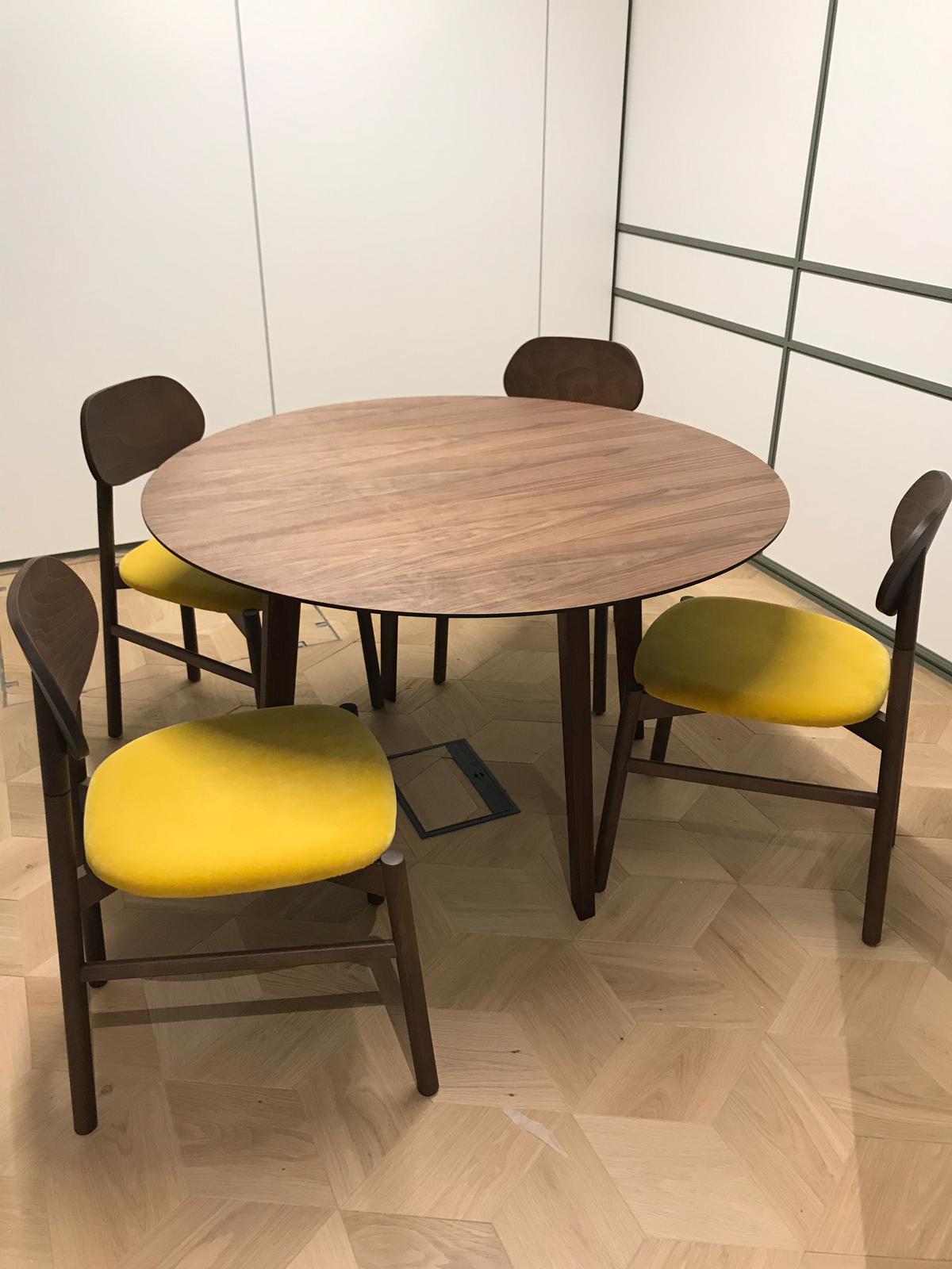Bokken-Stuhl aus Buchenholz, gepolstert mit gelbem feinem italienischem Samt im Angebot 6