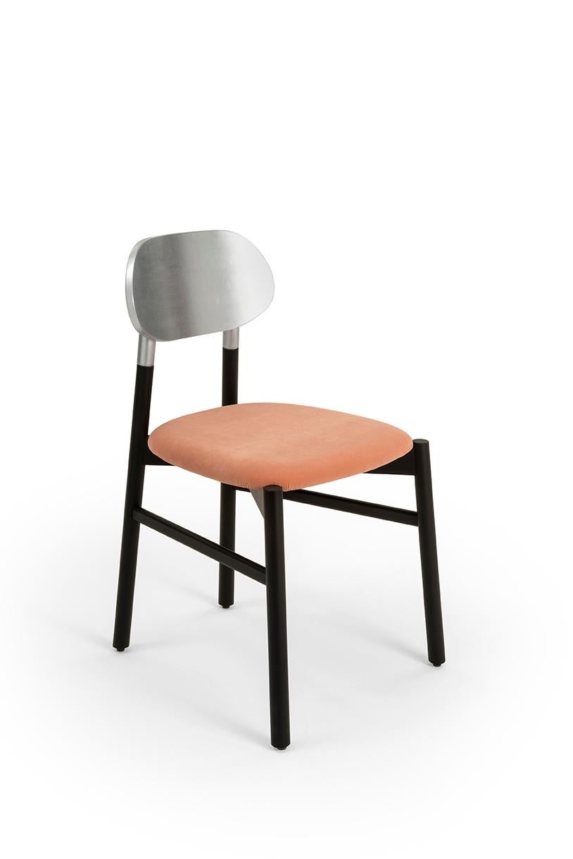 Bokken-Stuhl in der Ausführung aus schwarz gebeiztem Buchenholz mit Rückenlehne aus Blattgold. Der gepolsterte Sitz ist mit einem hochwertigen, wasserfesten Stoff bezogen, ideal für die Küche. Reine italienische Qualität.
Ein essentieller Stuhl in