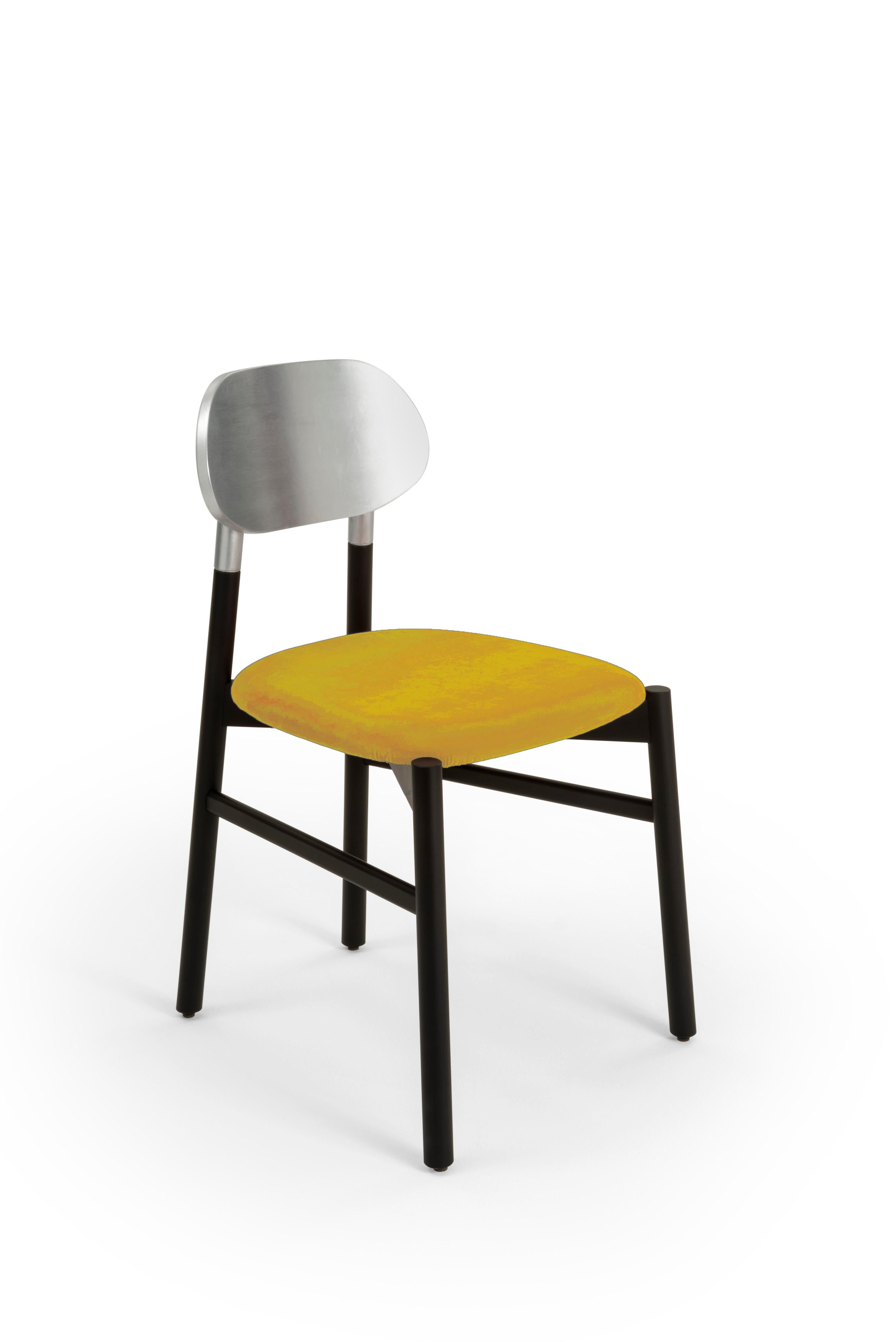 Gepolsterter Stuhl Bokken aus schwarz gebeiztem Buchenholz, Rückenlehne mit Blattsilber und gepolstertem Sitz, bezogen mit hochwertigem Rubelli-Samt. Italienische Qualität pur!
Ein essentieller Stuhl in der Form, aber kostbar in den Farben. Die