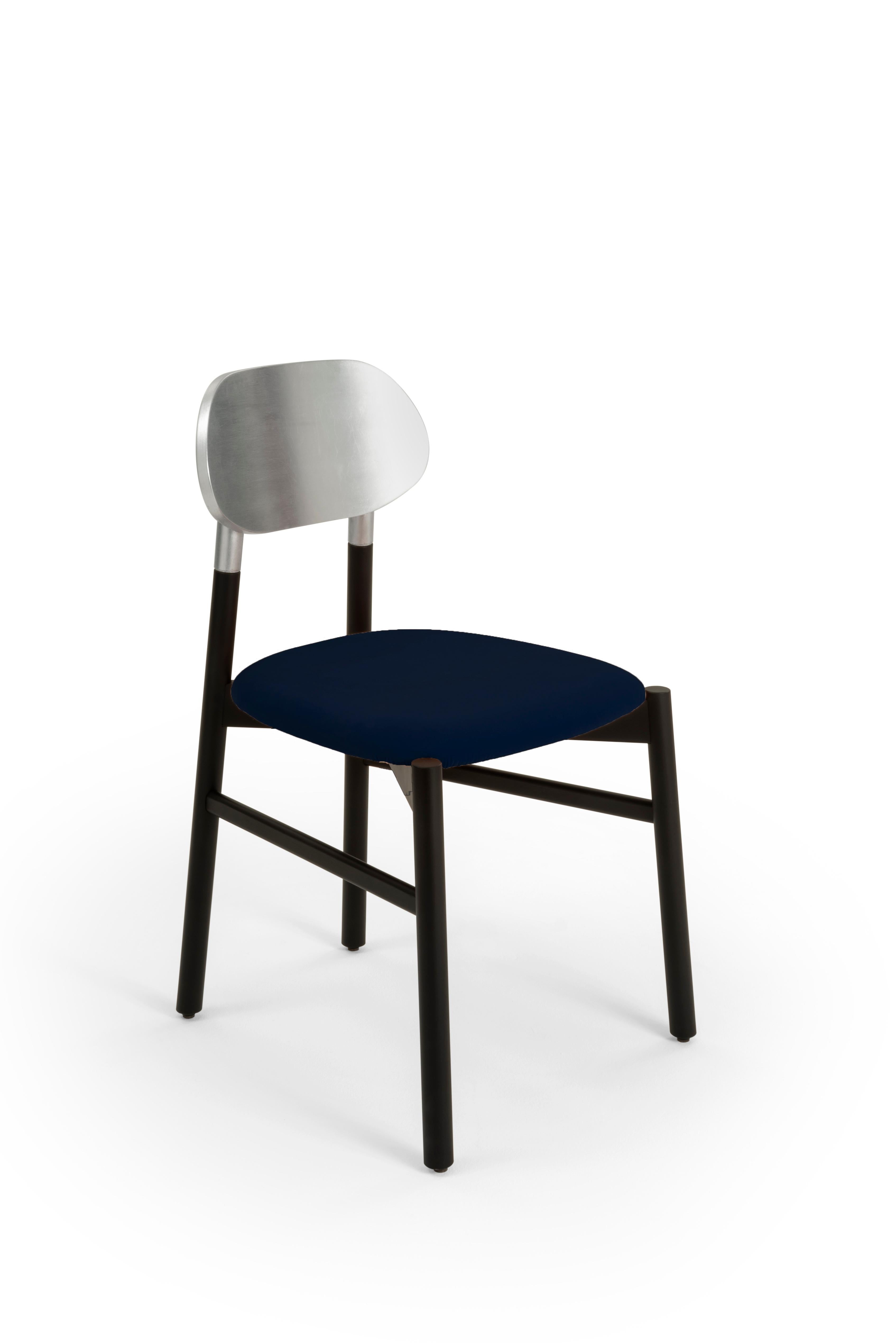 Gepolsterter Stuhl Bokken aus schwarz gebeiztem Buchenholz, Rückenlehne mit Blattsilber und gepolstertem Sitz, bezogen mit hochwertigem Rubelli-Samt. Italienische Qualität pur!
Ein unverzichtbarer Stuhl in der Form, aber kostbar in den Farben. Die