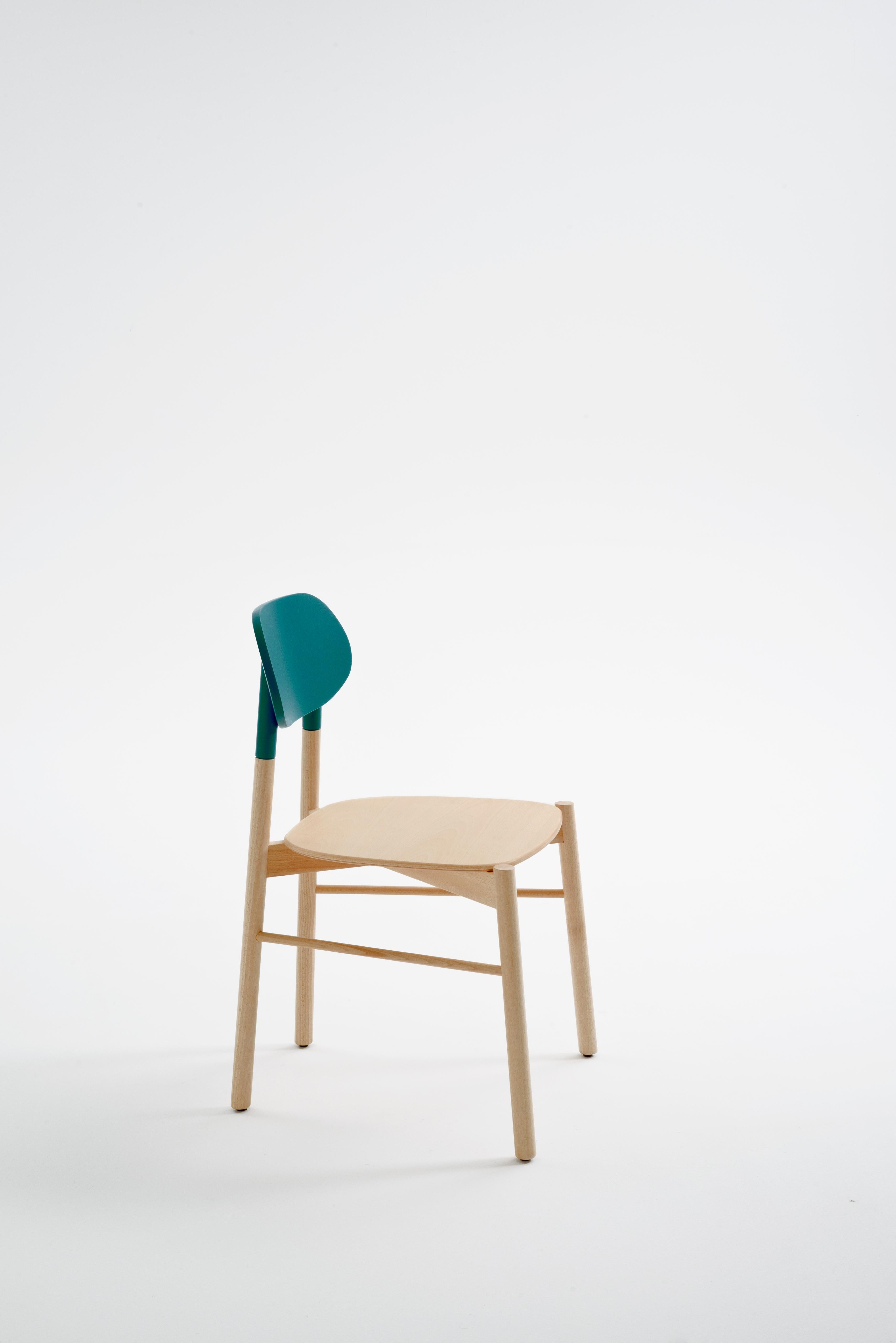 Minimaliste Chaise Bokken de Col, structure en bois de hêtre, dossier turquoise, design minimaliste en vente
