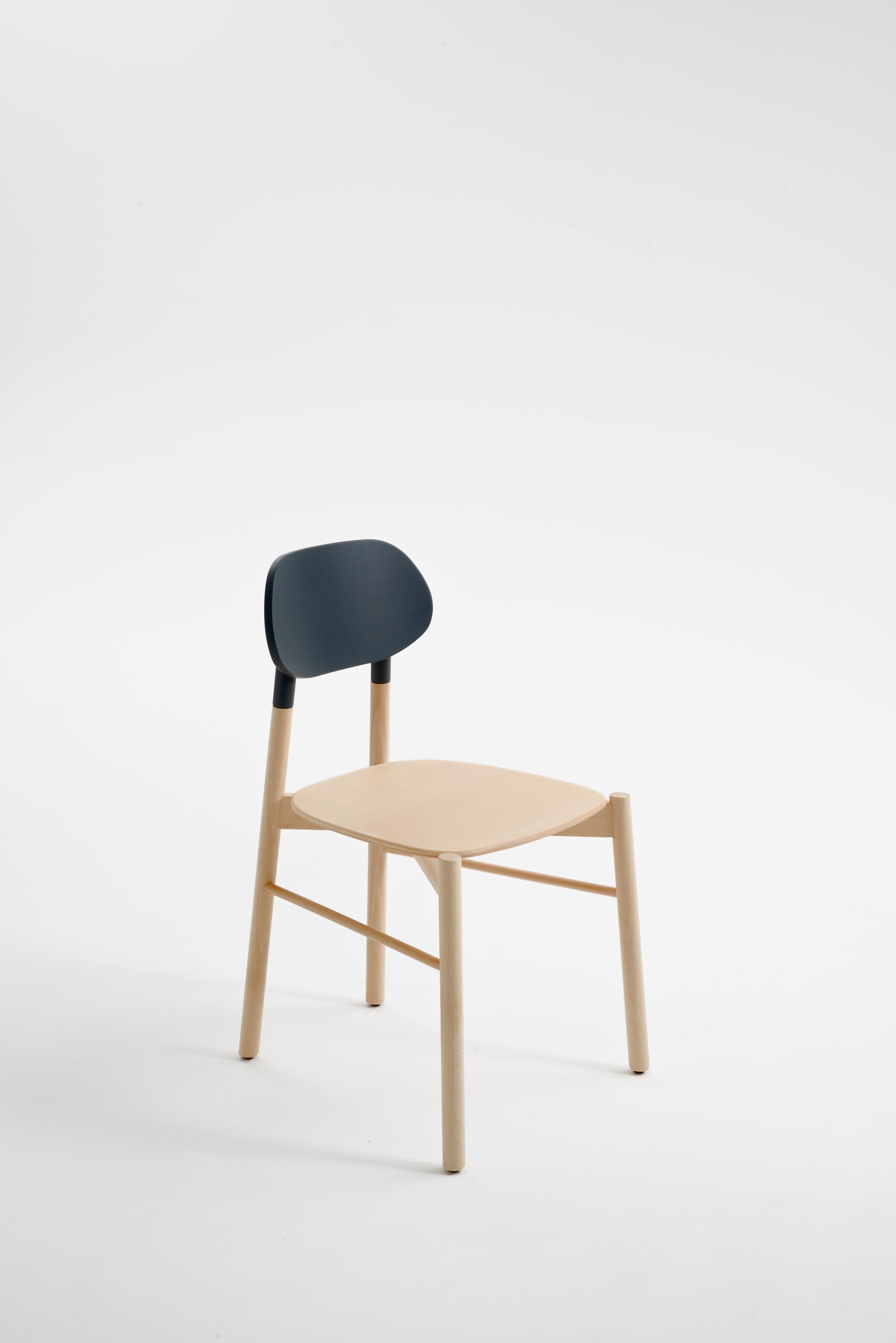 Bokken-Stuhl von Col, Struktur aus Buchenholz, Rückenlehne in Türkis, minimalistisches Design (Italienisch) im Angebot