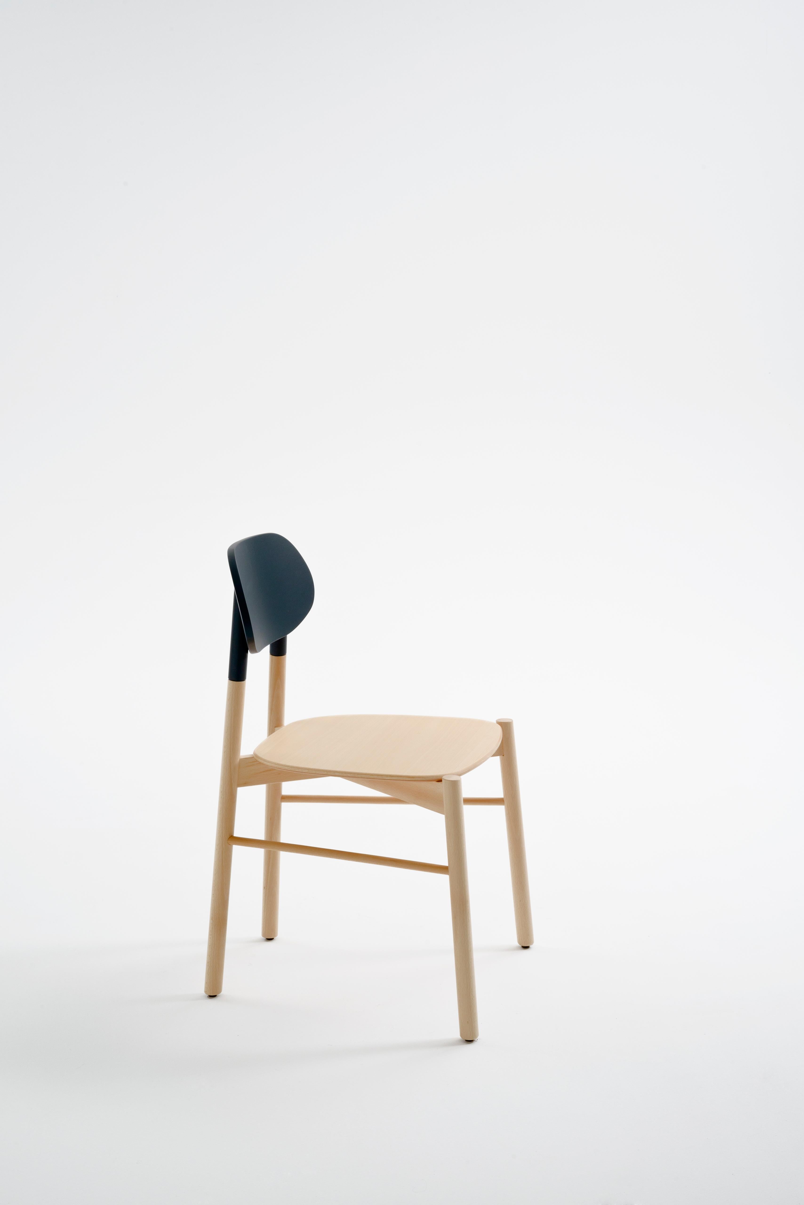Fait à la machine Chaise Bokken de Col, structure en bois de hêtre, dossier turquoise, design minimaliste en vente
