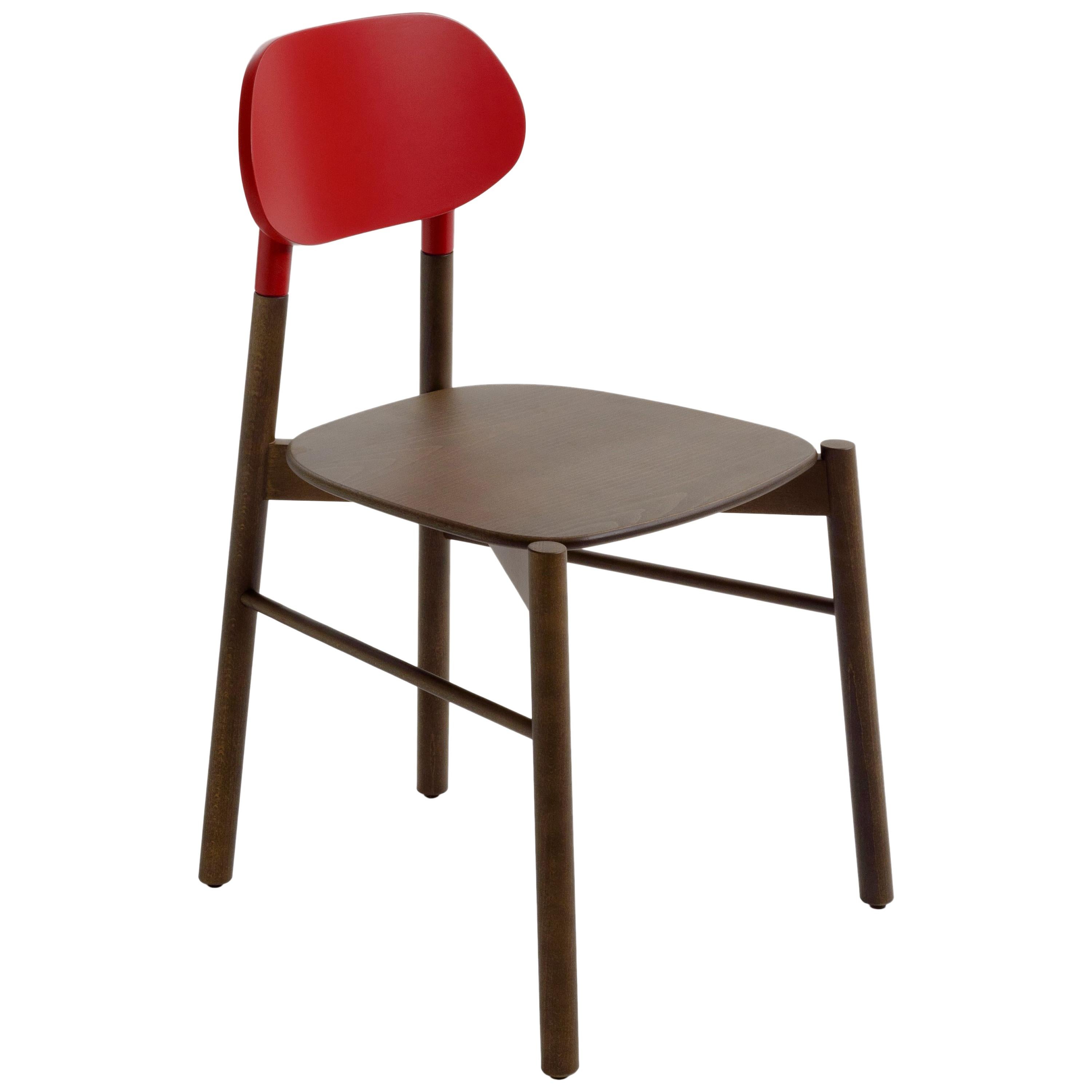 Ein unverzichtbarer Stuhl in der Form, aber kostbar in den Farben. Die spitz zulaufenden und länglichen Beine des Sitzes sind vom Bokken inspiriert, einer hölzernen Nachbildung des japanischen Schwertes, das beim Training der japanischen Kampfkünste