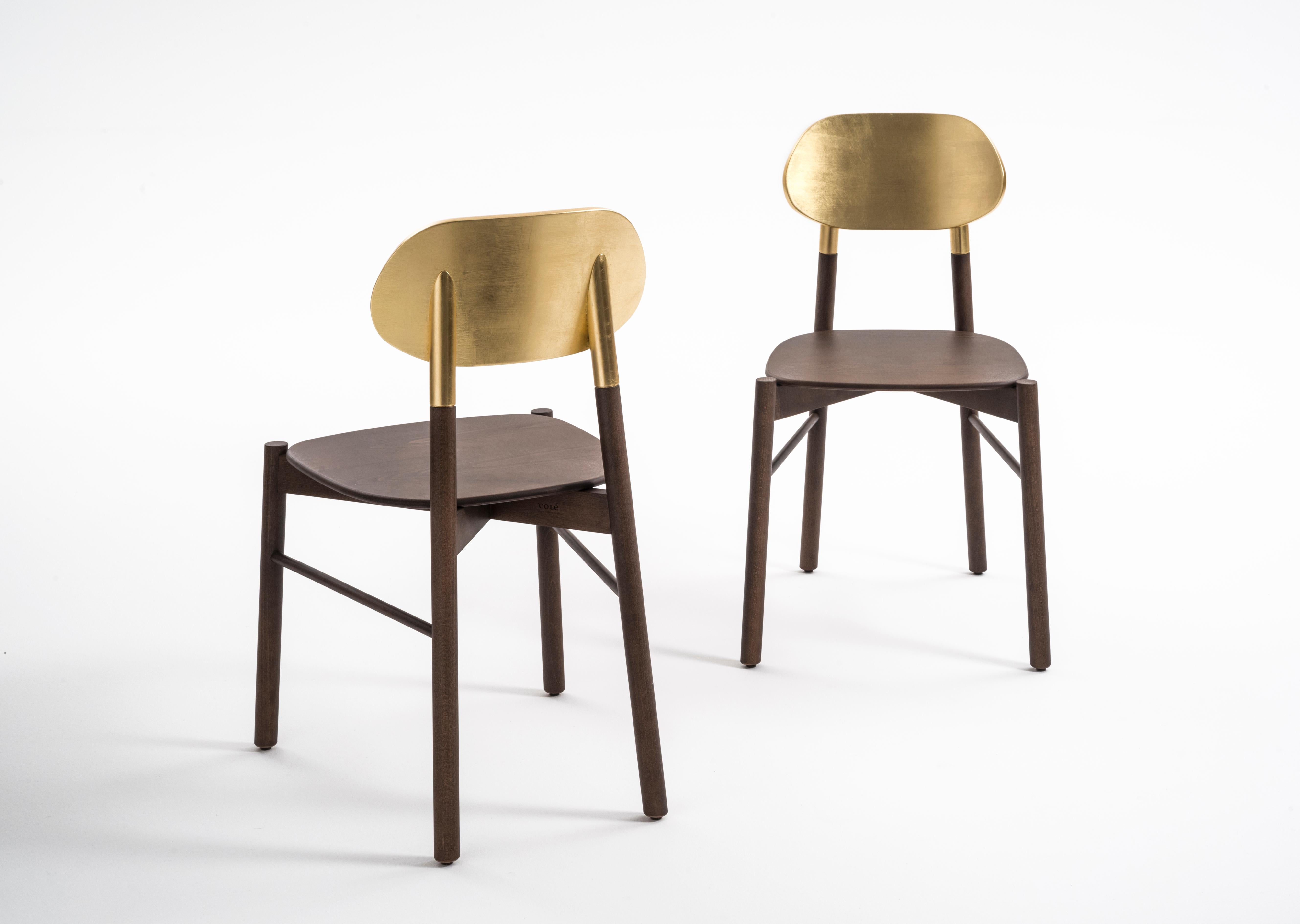 Bokken-Stuhl, Struktur aus Nussbaumholz, Rückenlehne mit Blattgold, minimalistisches Design, hergestellt in Italien (Maschinell gefertigt) im Angebot