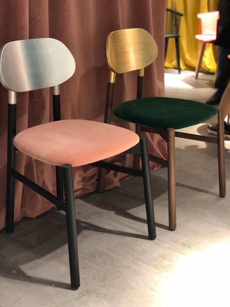 Bokken-Stuhl, gepolstert aus Nussbaum und Blattgold, minimalistisch und mit einem edlen Touch (Maschinell gefertigt) im Angebot